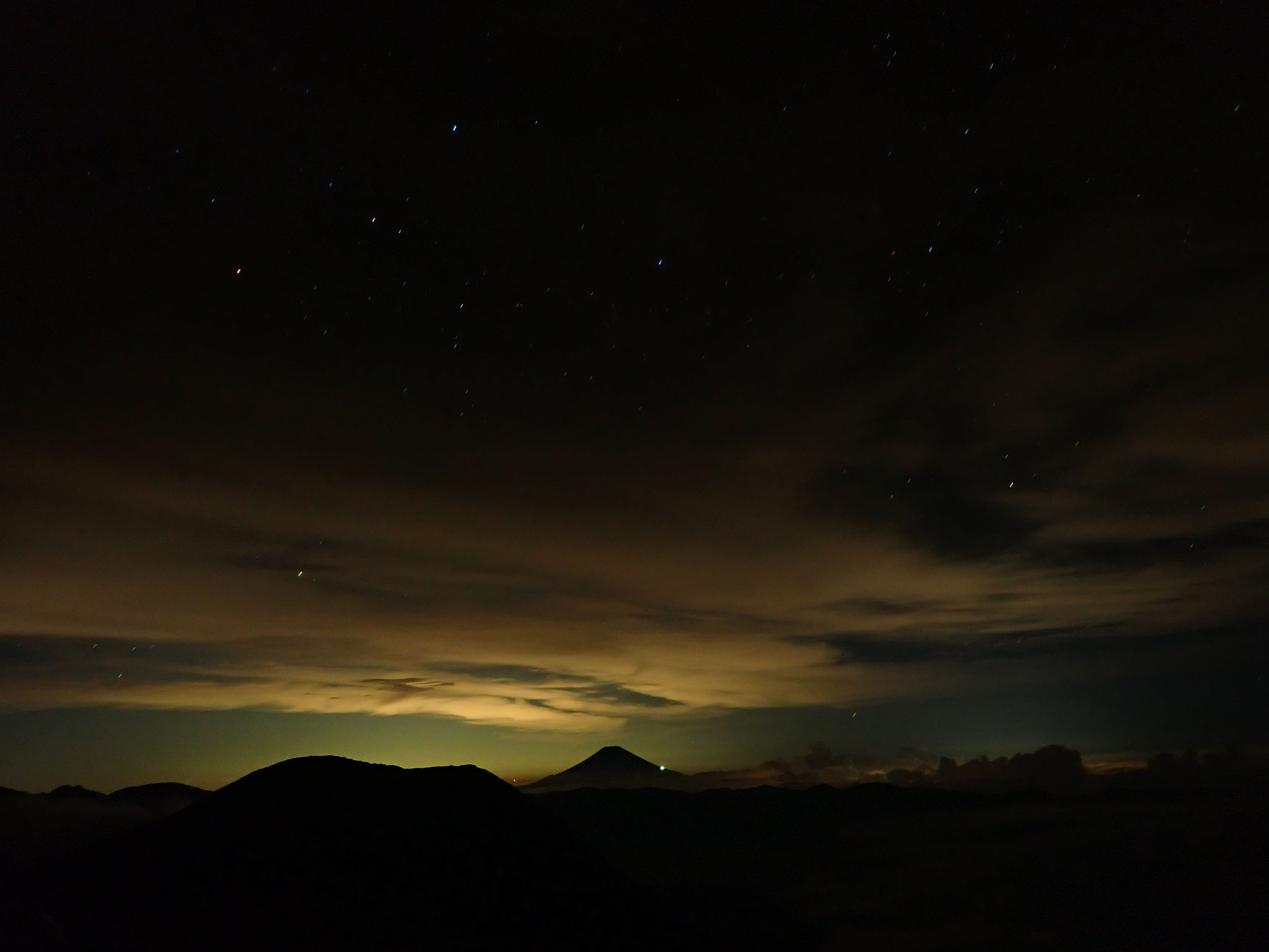 夜間は星が良く見えた、月明かりに浮かぶ富士山