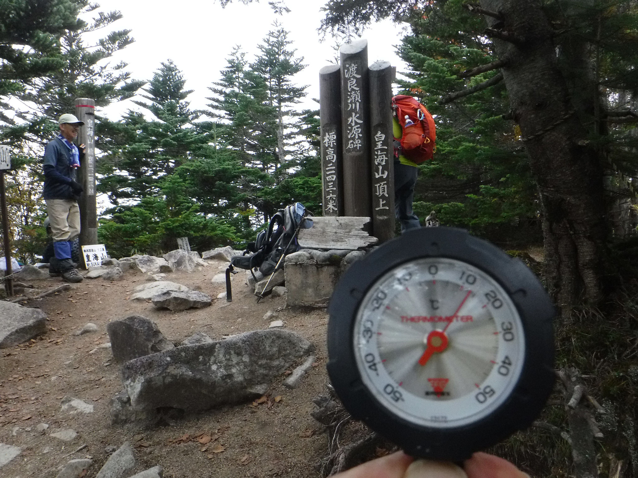 10:40　山頂2144m　気温約12℃、半袖では少々寒かった