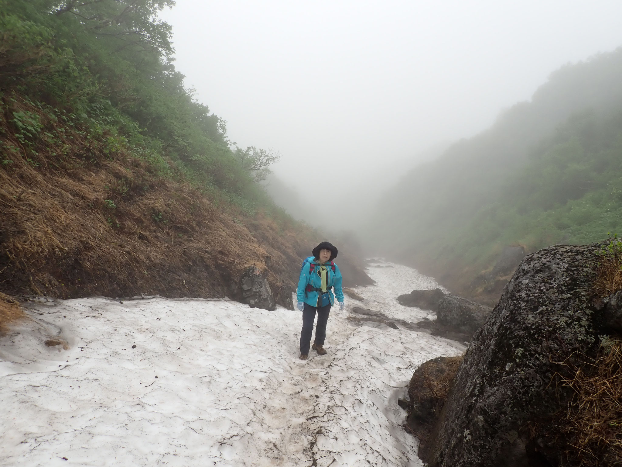 1150m付近、雪渓現れる。ステップがありアイゼンは必要無かった。