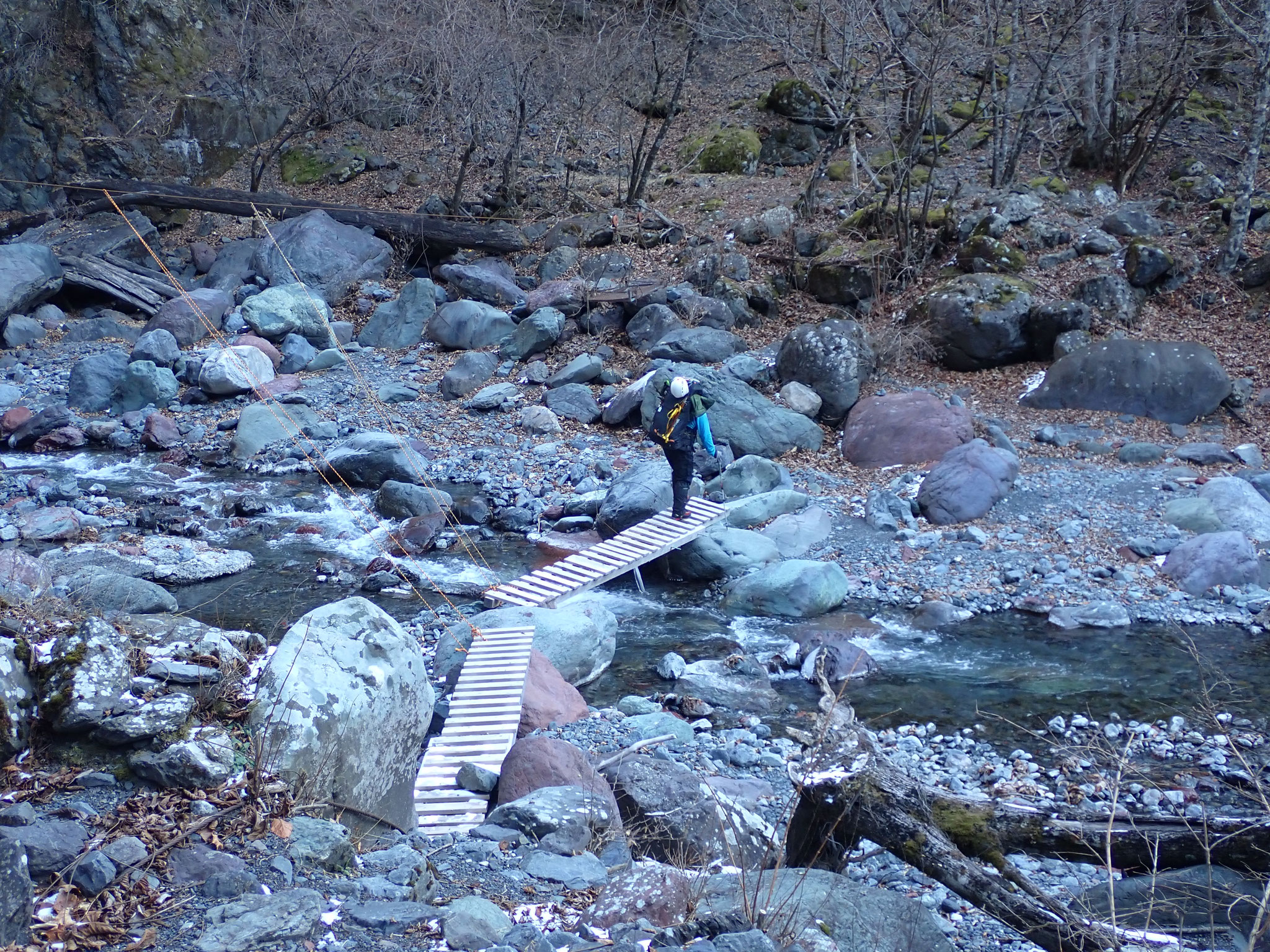 西沢渡の仮橋、2本目が川下に傾いている