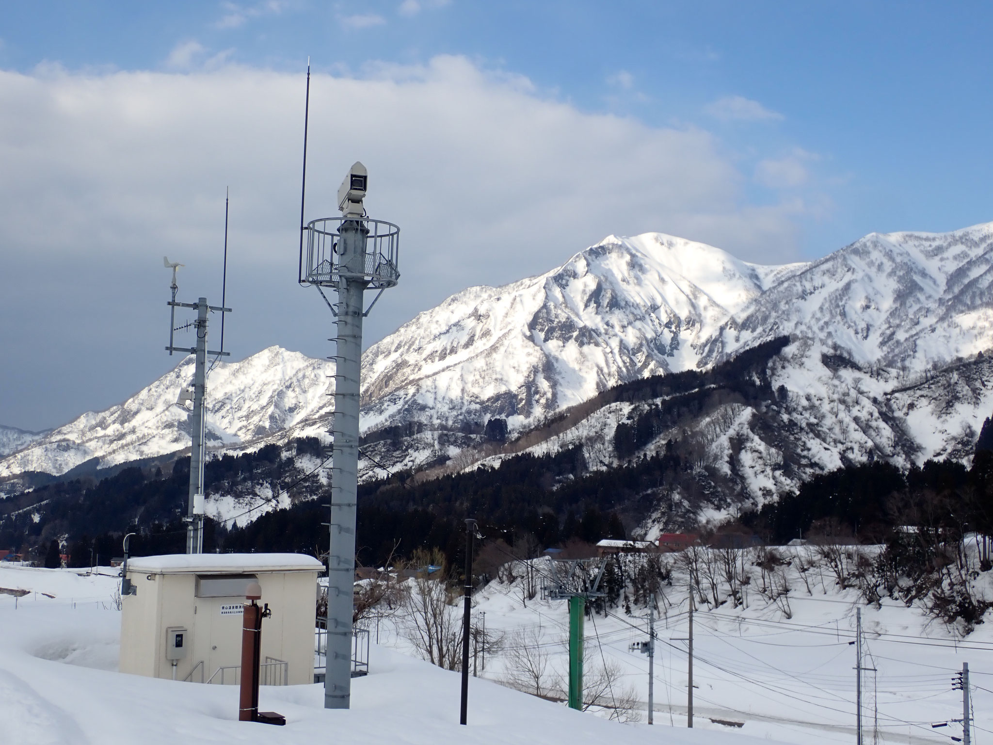 3/20　15:50　焼山温泉の焼山監視施設