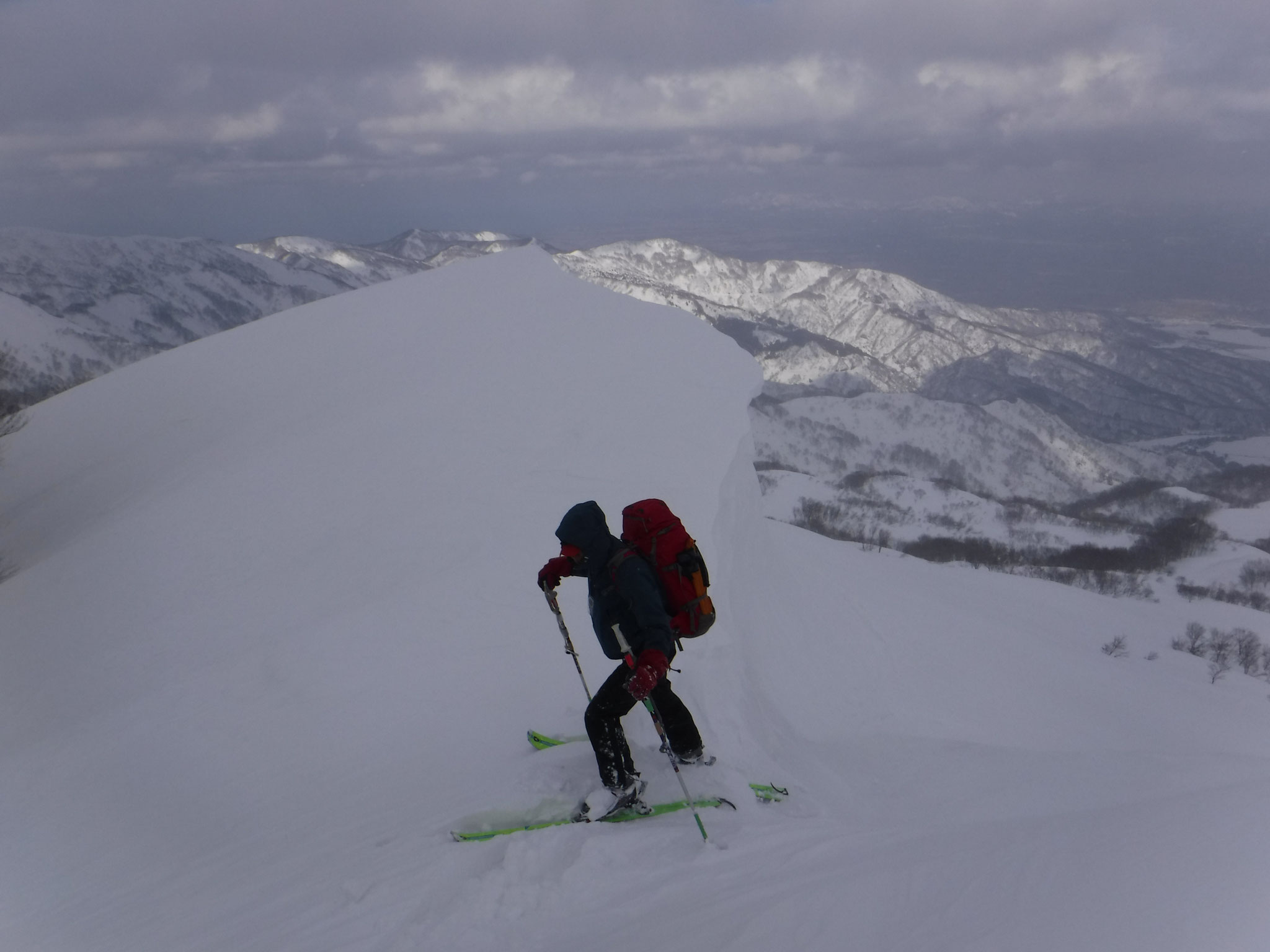 山頂への稜線は長く、複雑。雪庇の切れ目を上がる　14:53