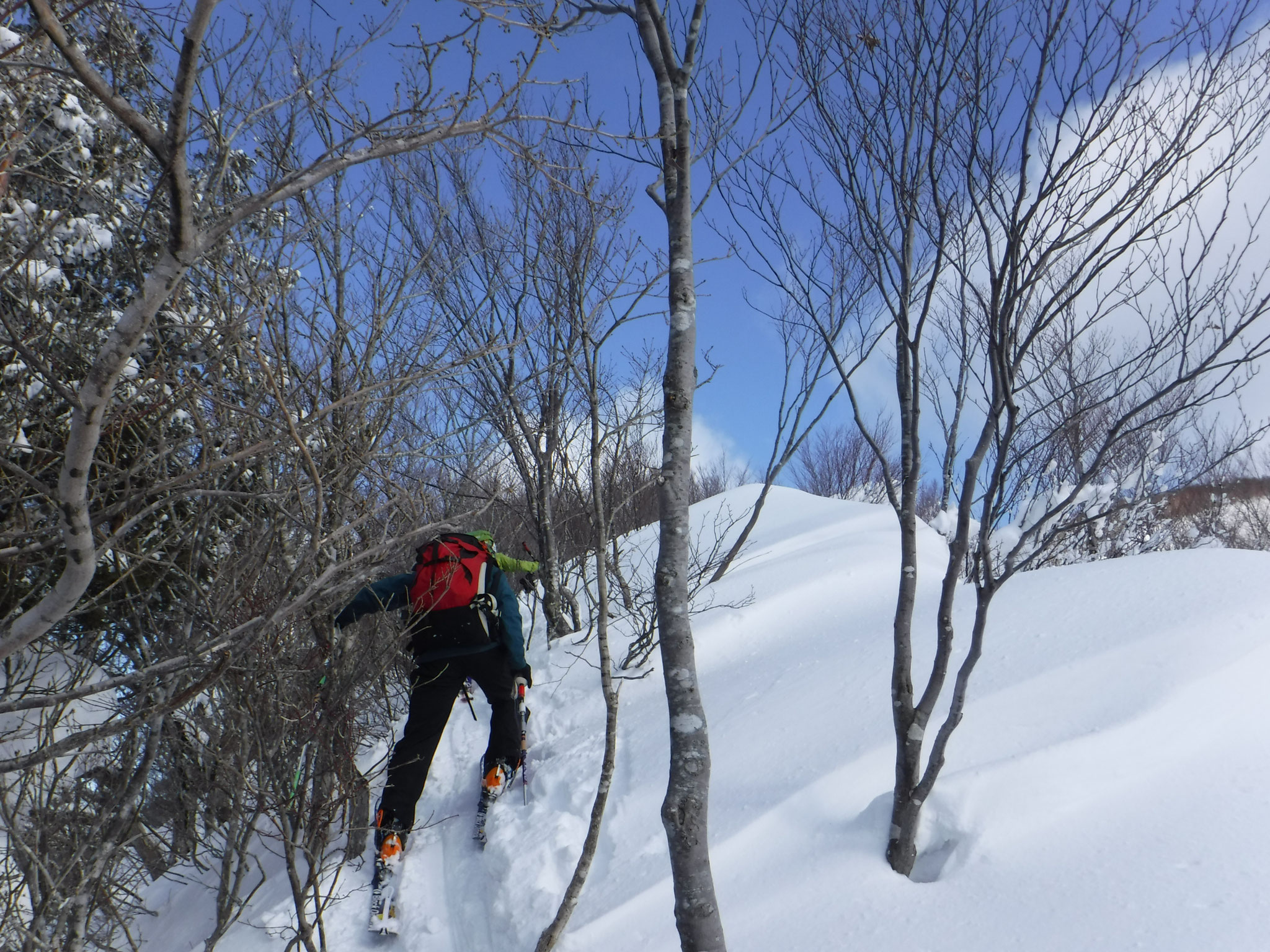 10:30　雪庇が出た尾根部分はルート取りに気を遣う