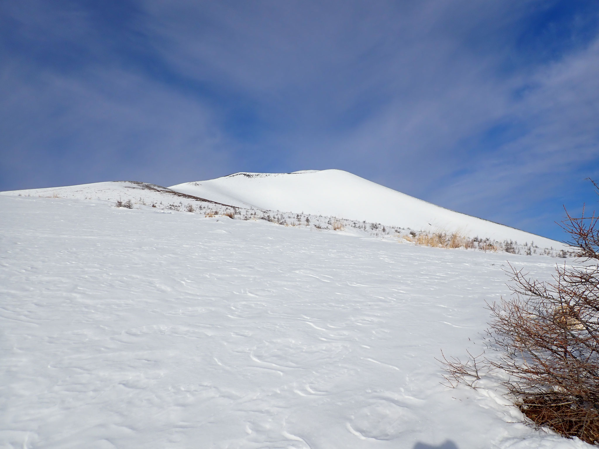 登りの尾根、雪が固い