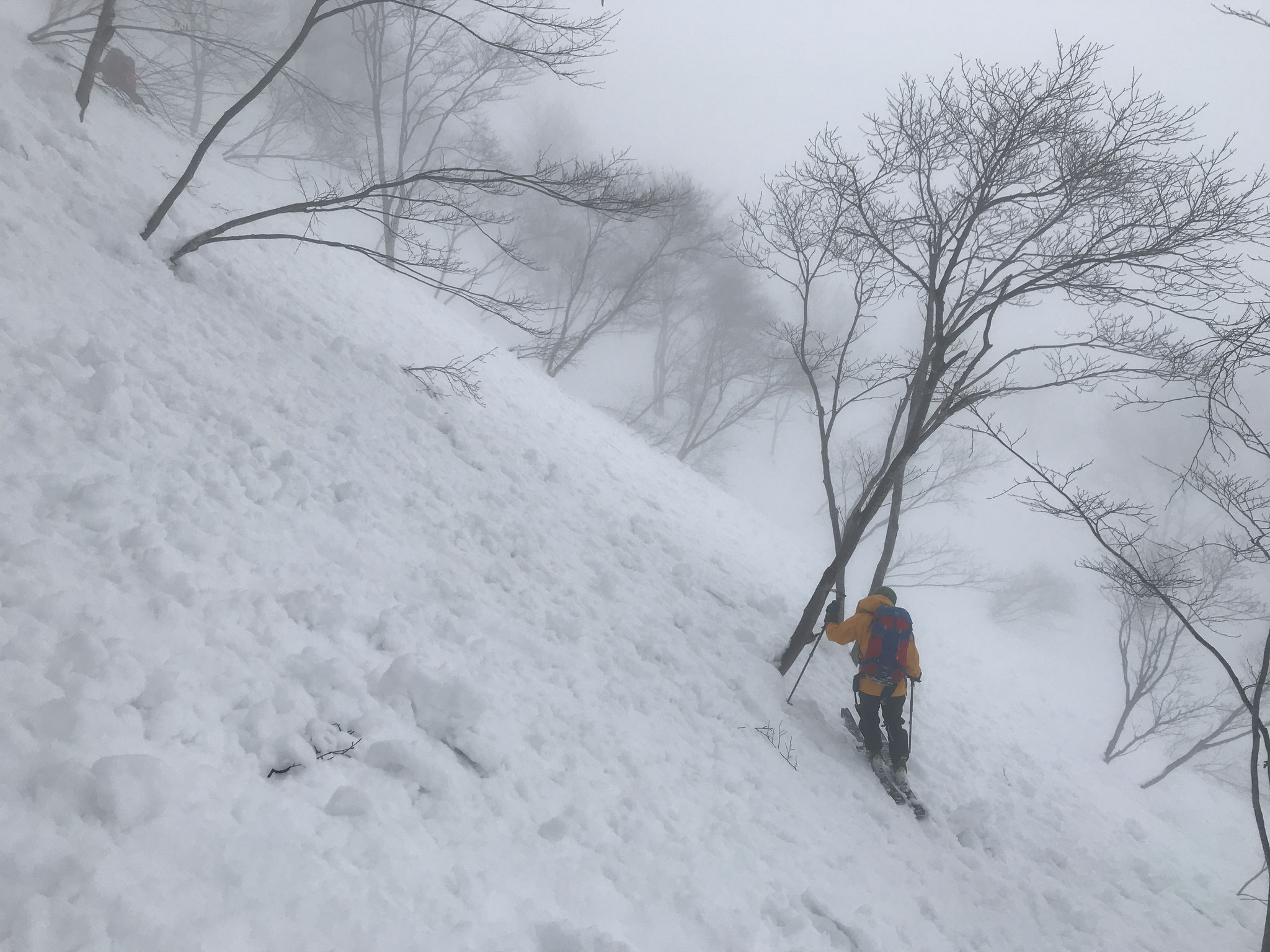 中間部はモナカ雪で、斜面はシュプールで大荒れ