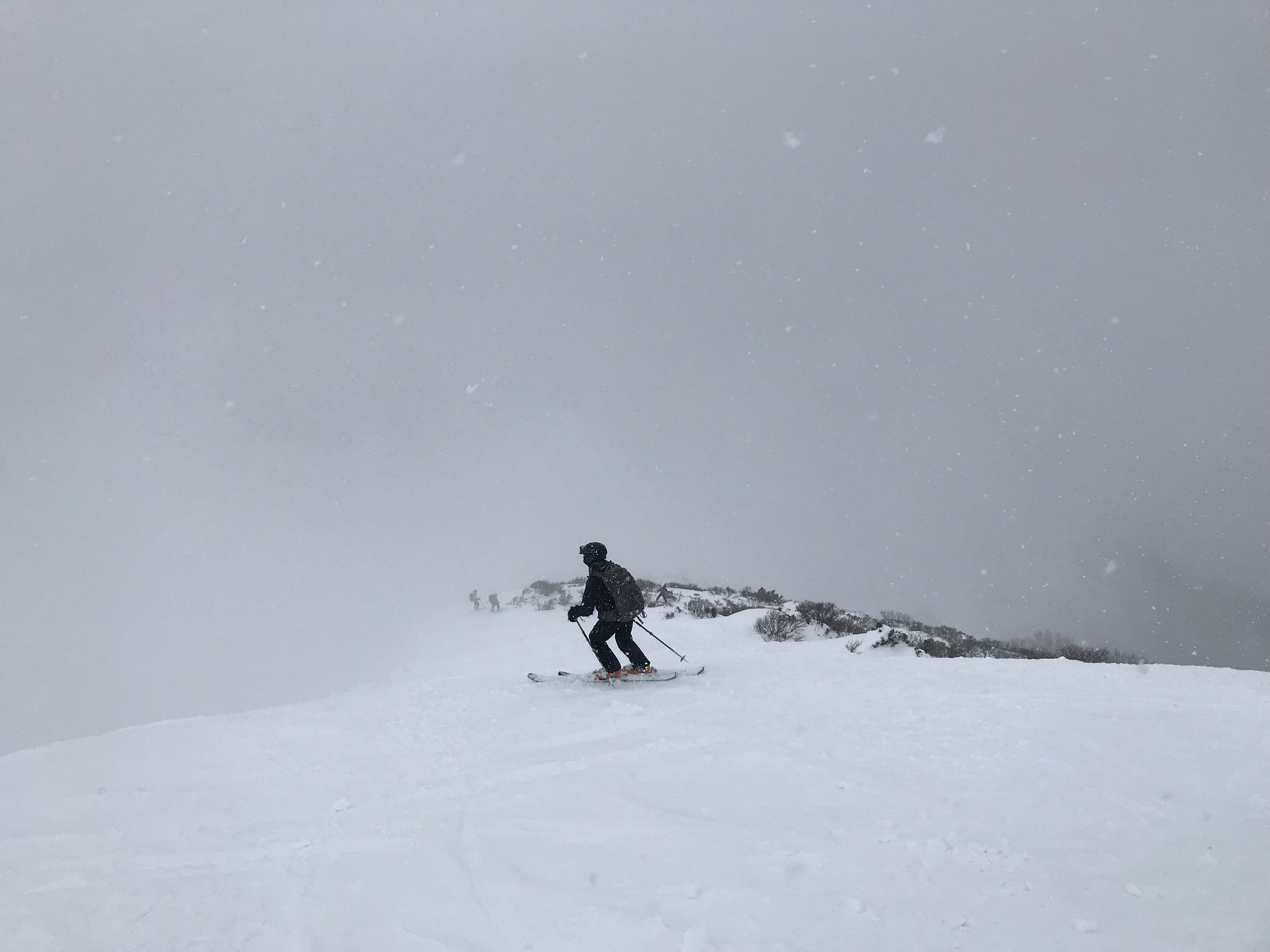 11:40　往路の尾根を滑る、新雪で楽しい斜面