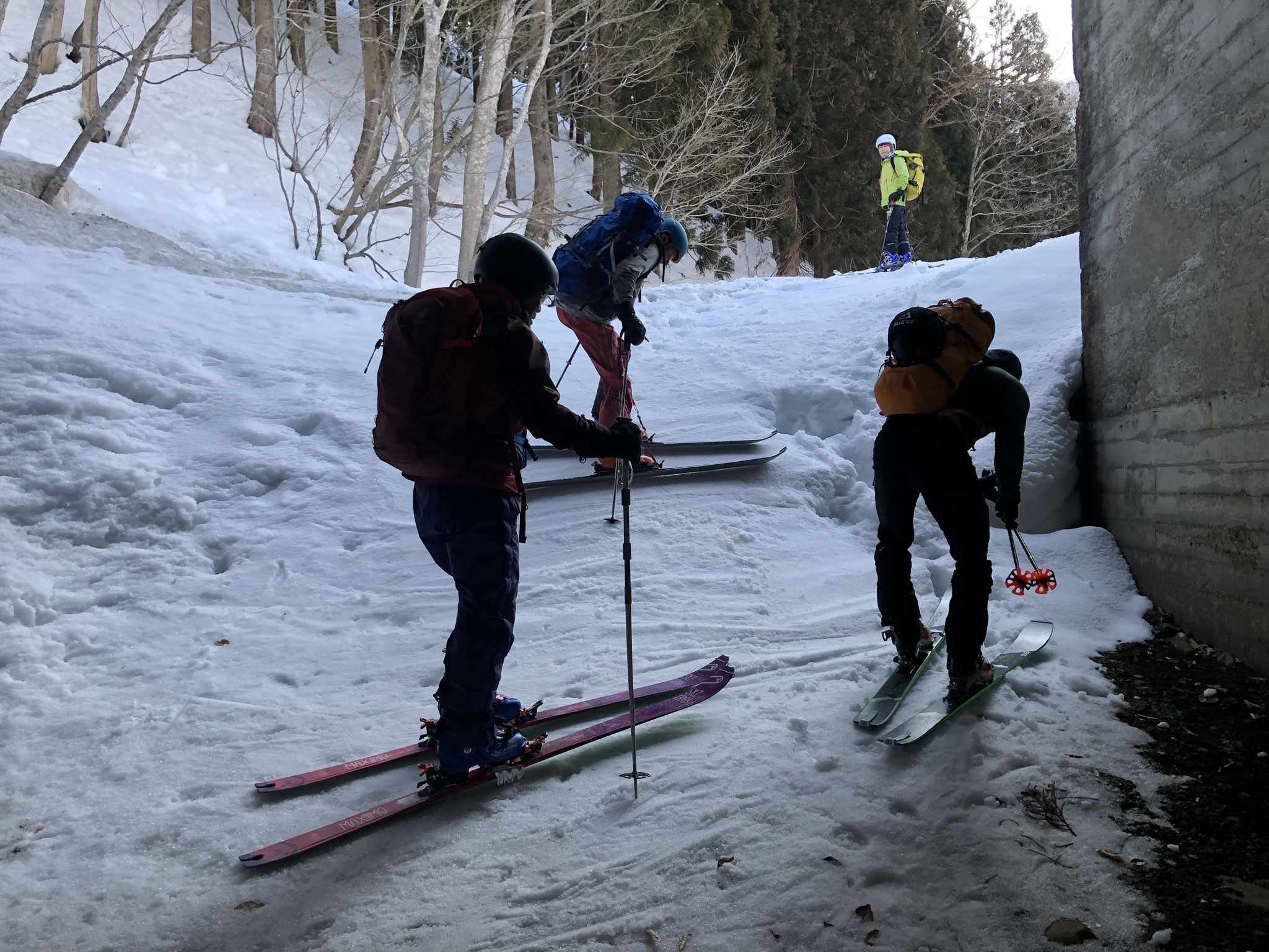 トンネルを潜って道の反対側へ