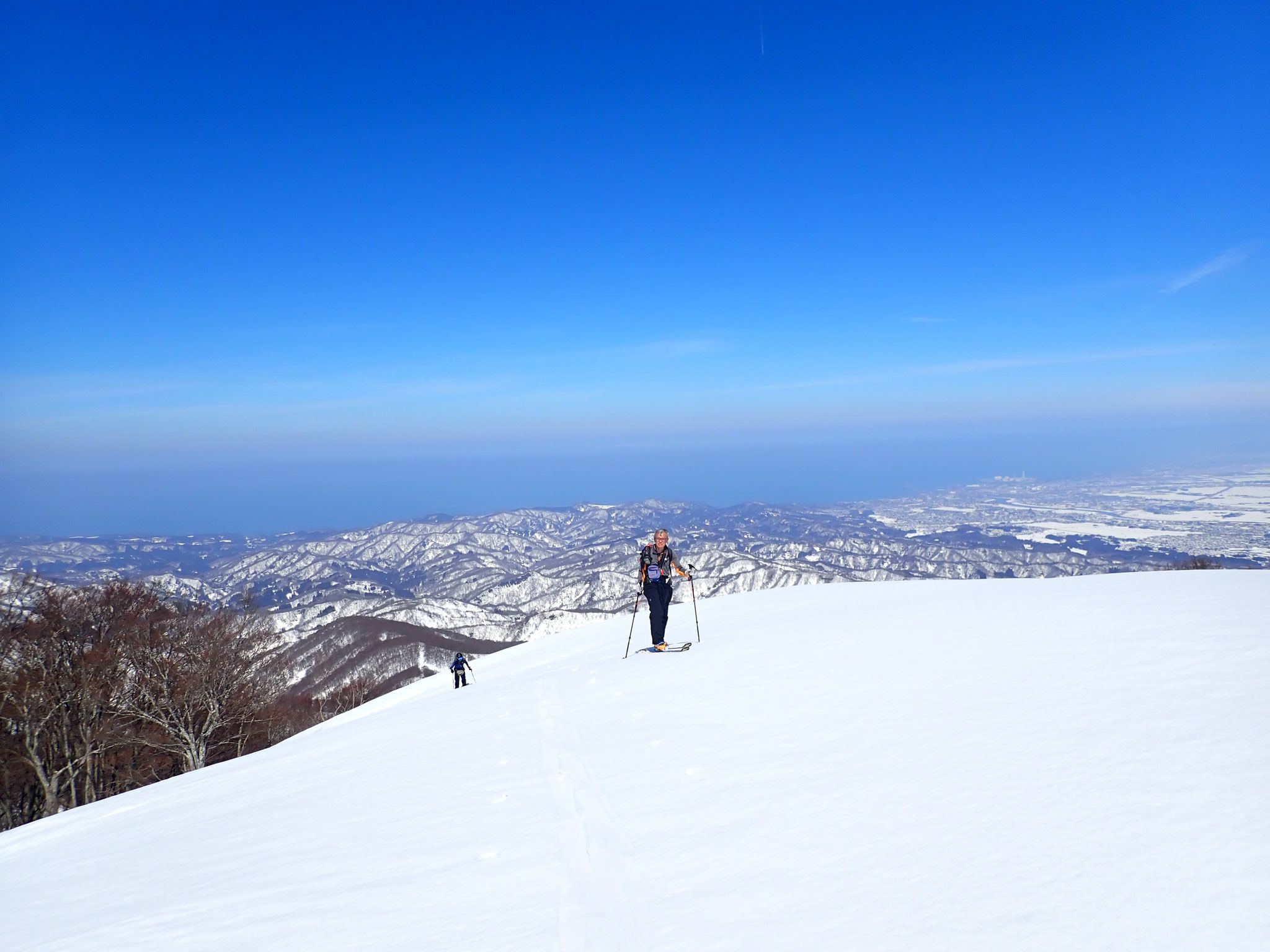 12:10　日本海を背に山頂へ