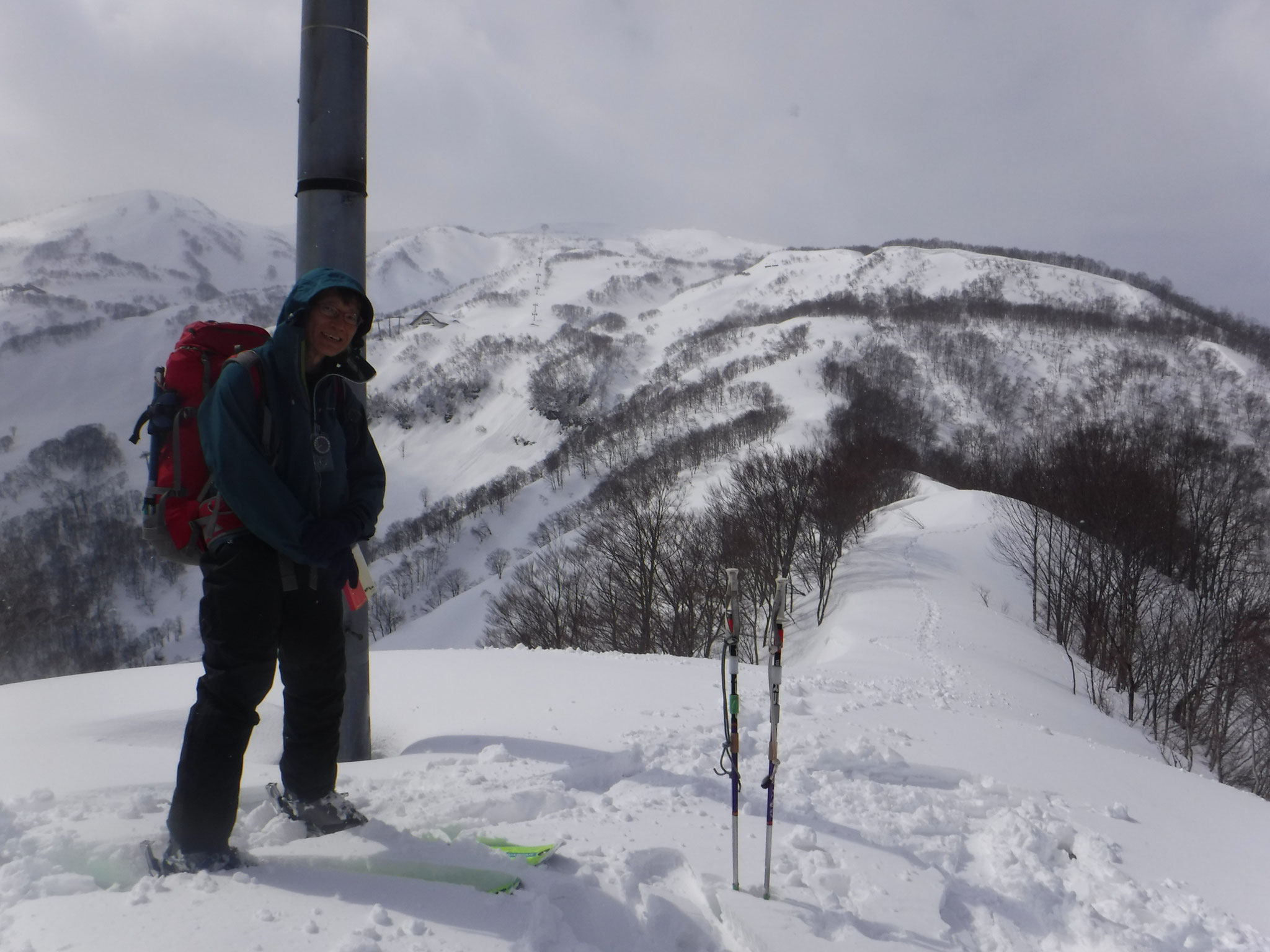 要山　828m、大毛無山はまだ遠い　12:10