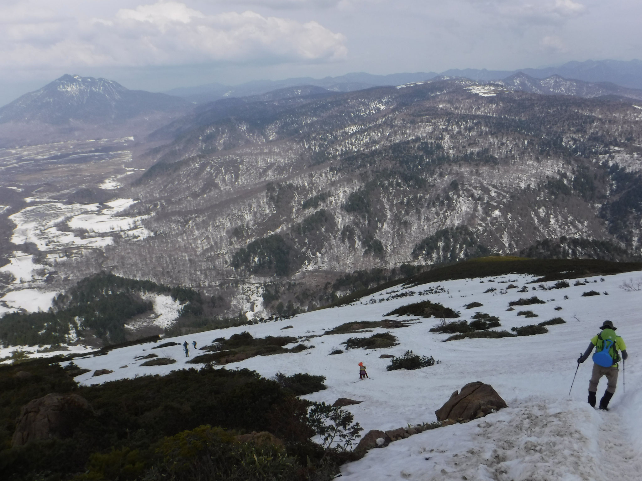 14:40　山ノ鼻への下山道上部、この下で木の階段が露出