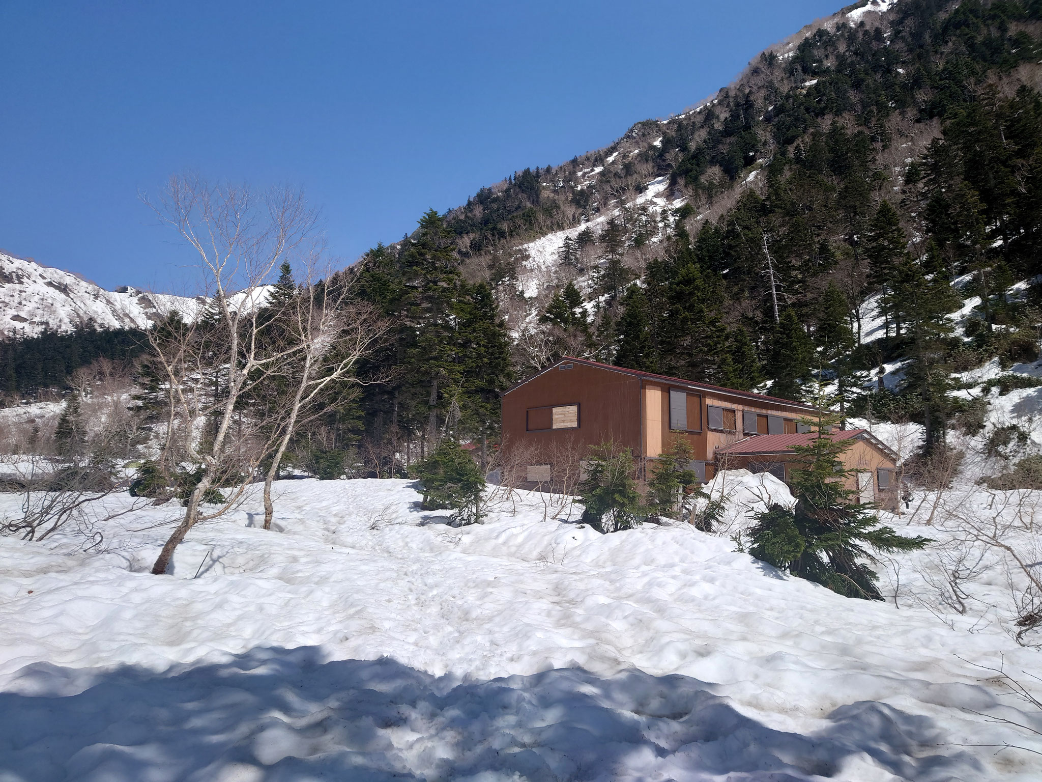 槍平小屋でスキー装着。