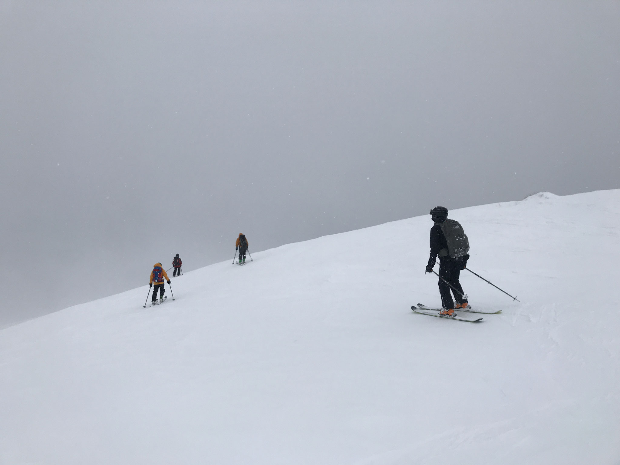 11:30　山頂南の稜線を滑る、