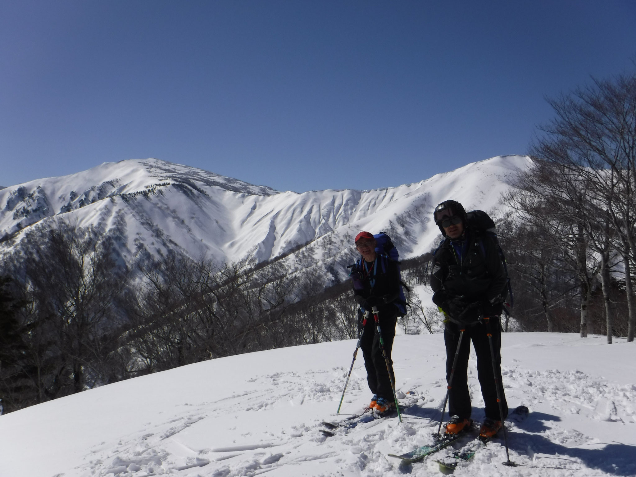 12:15　家向山山頂の南西ピーク1520m、春山の温かさ