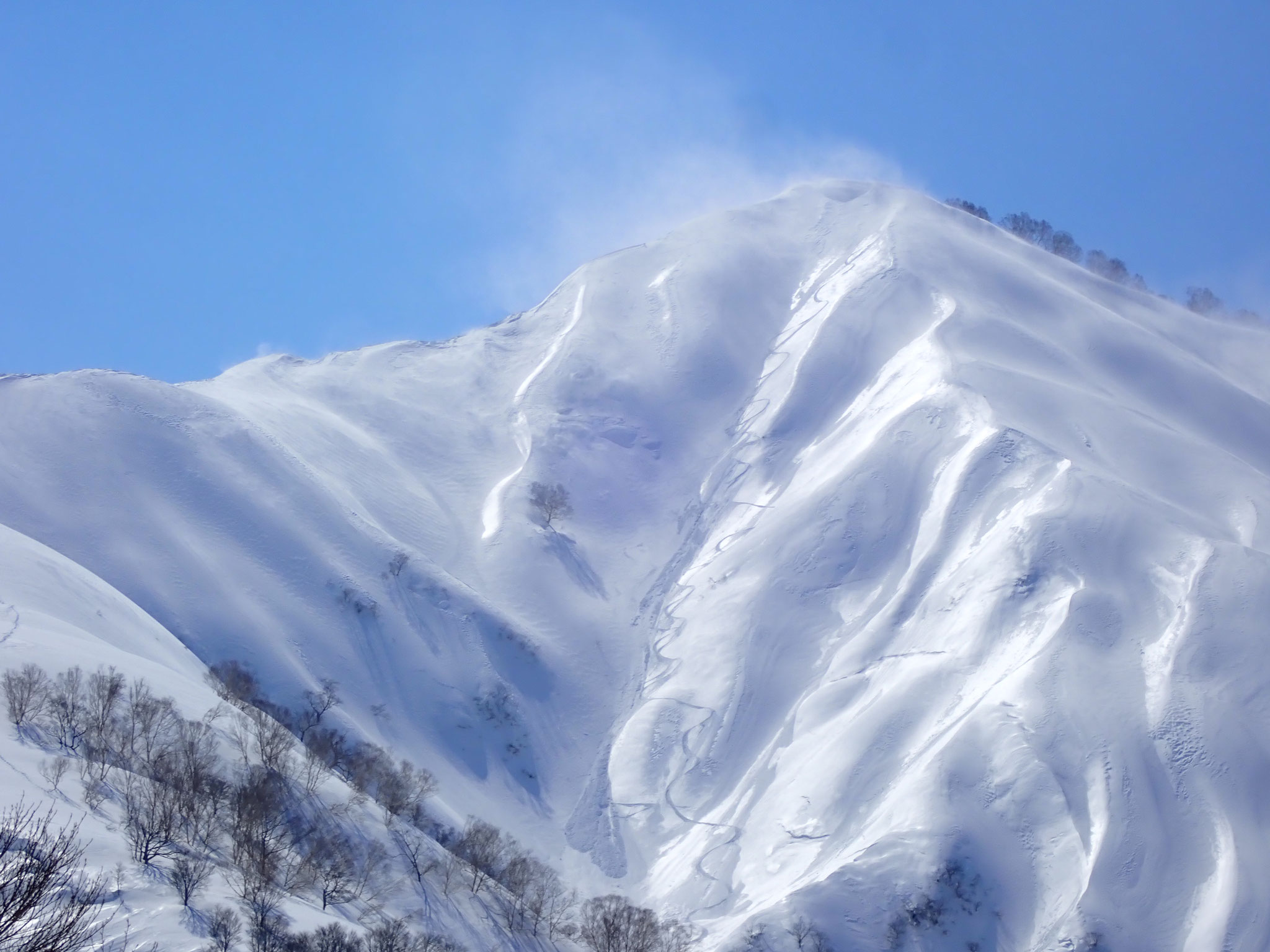 　3/21　13時　高松山、山頂からのシュプール