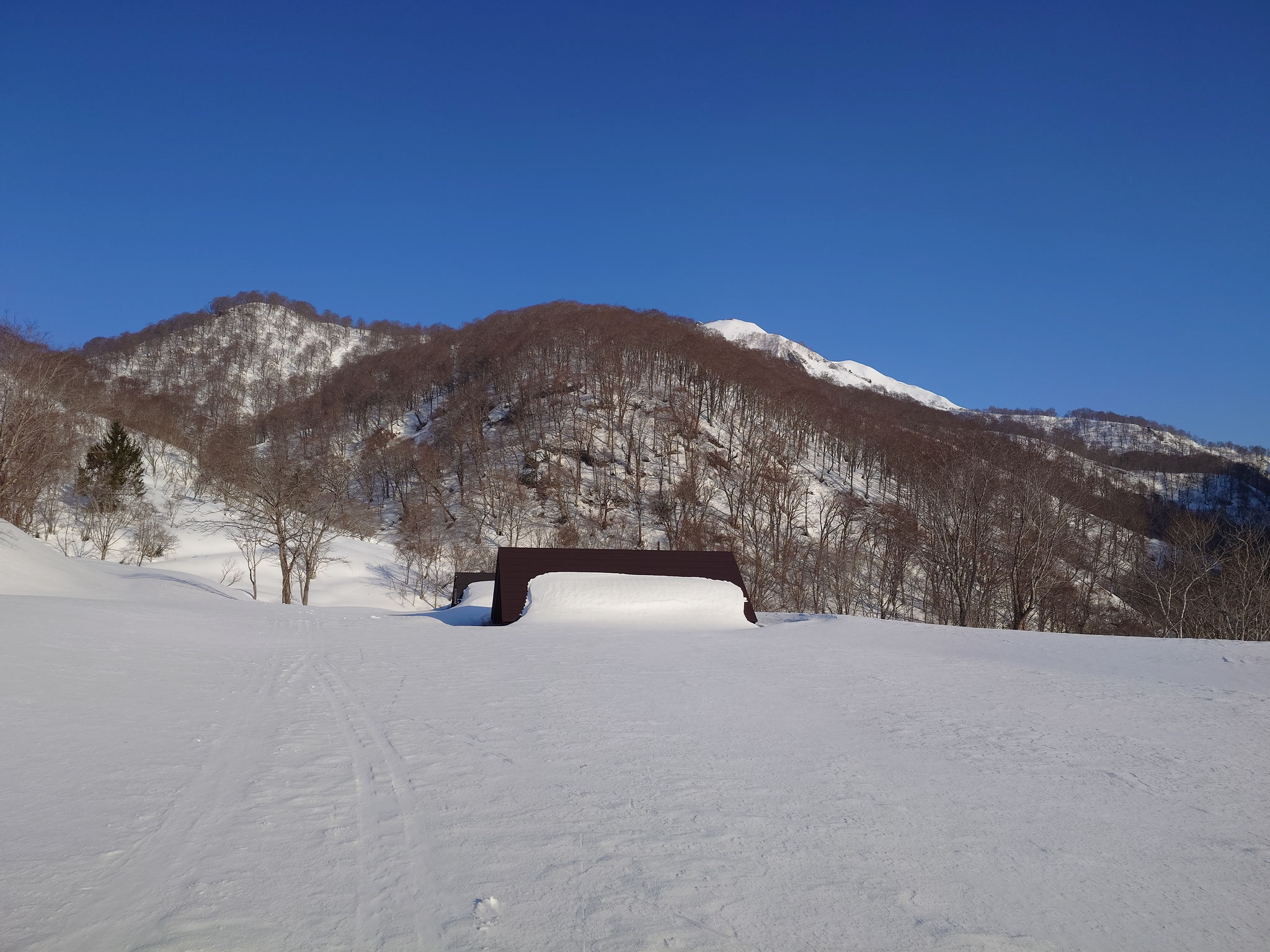 登山口駐車場を右手に下る