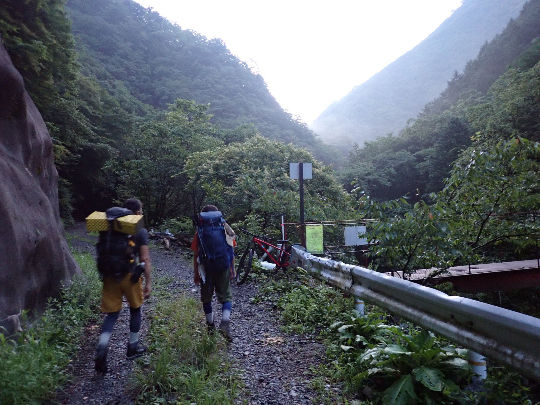 易老渡登山口、少し先に水が汲める沢がある、トイレは施錠