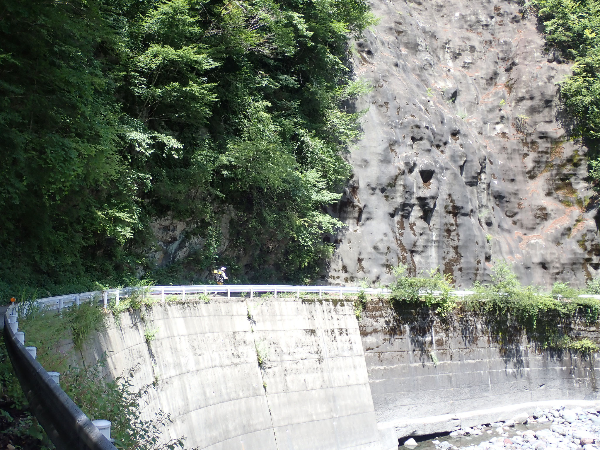 芝沢ゲートから易老渡登山口の間の林道は法面が不安定