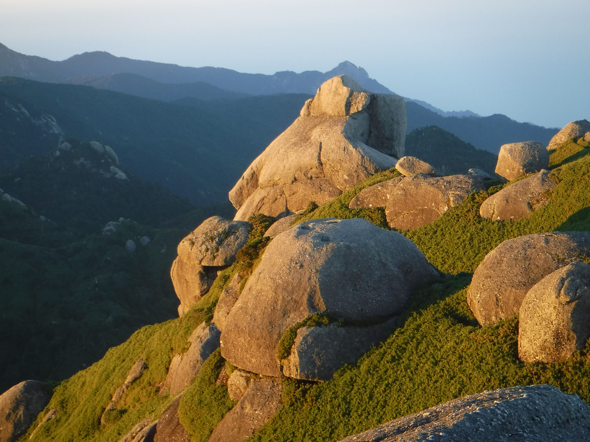 永田岳山頂周辺の巨岩