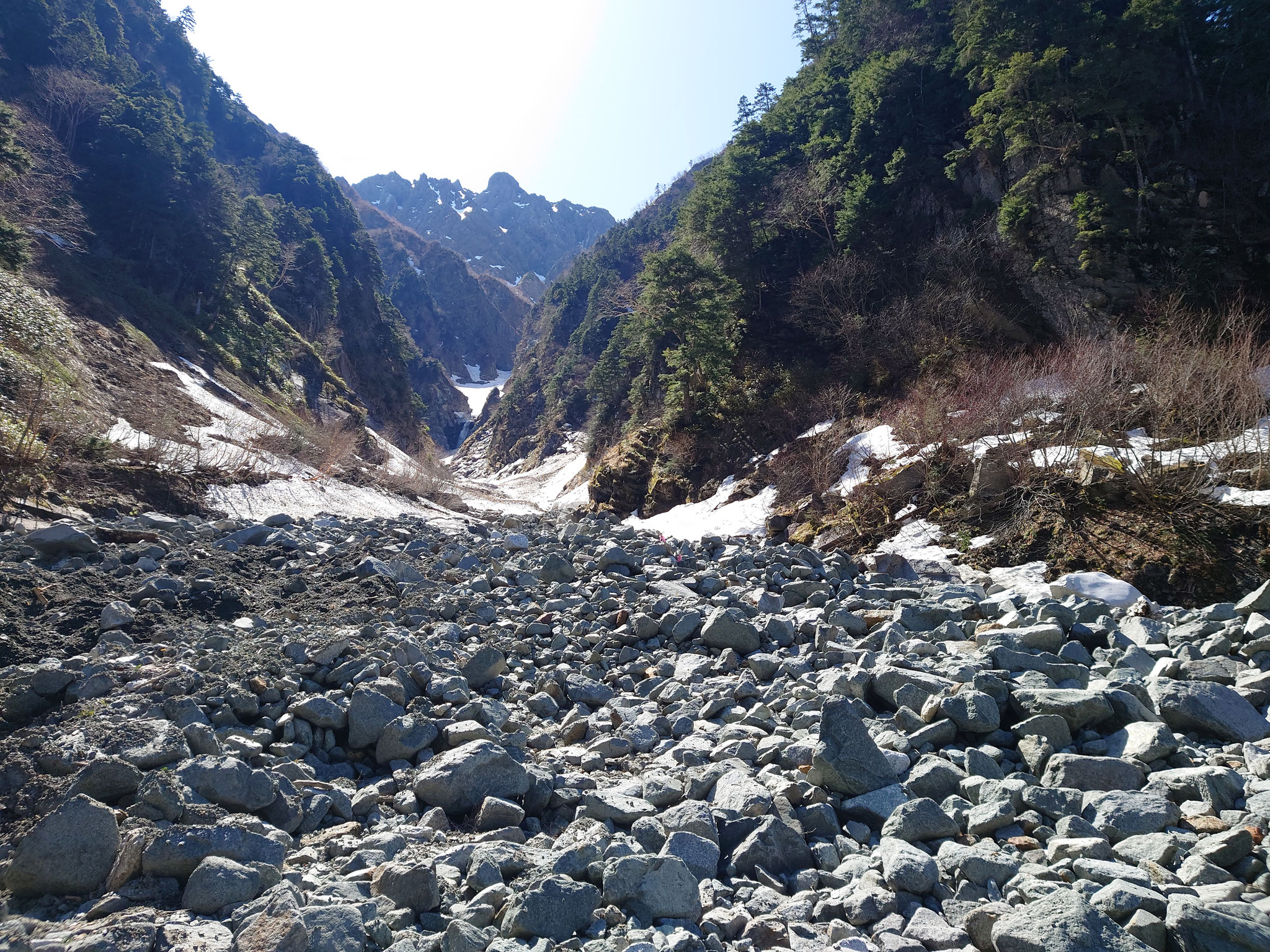 滝谷。水量少なく渡渉は無問題。