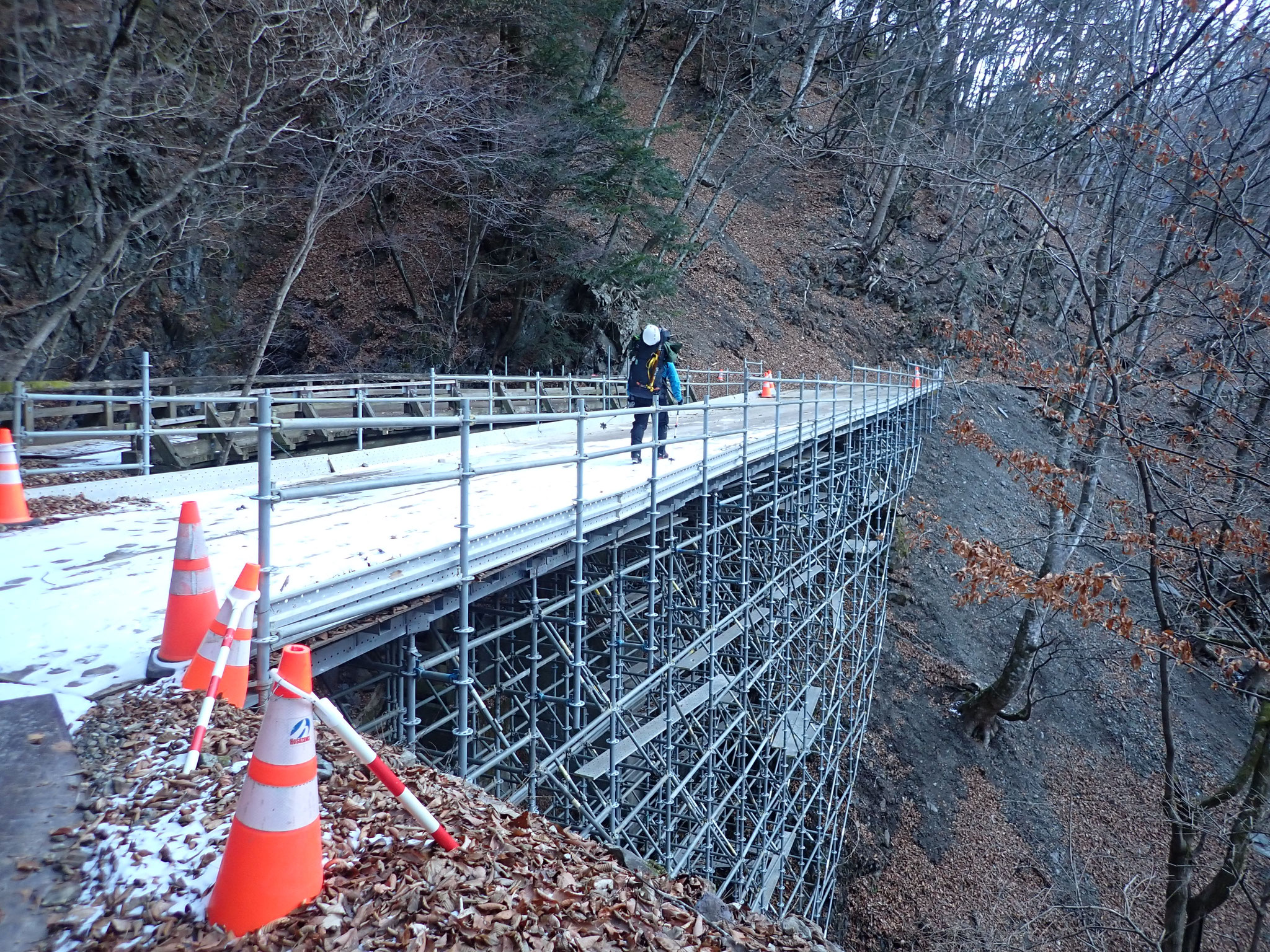 木橋の脇の仮橋