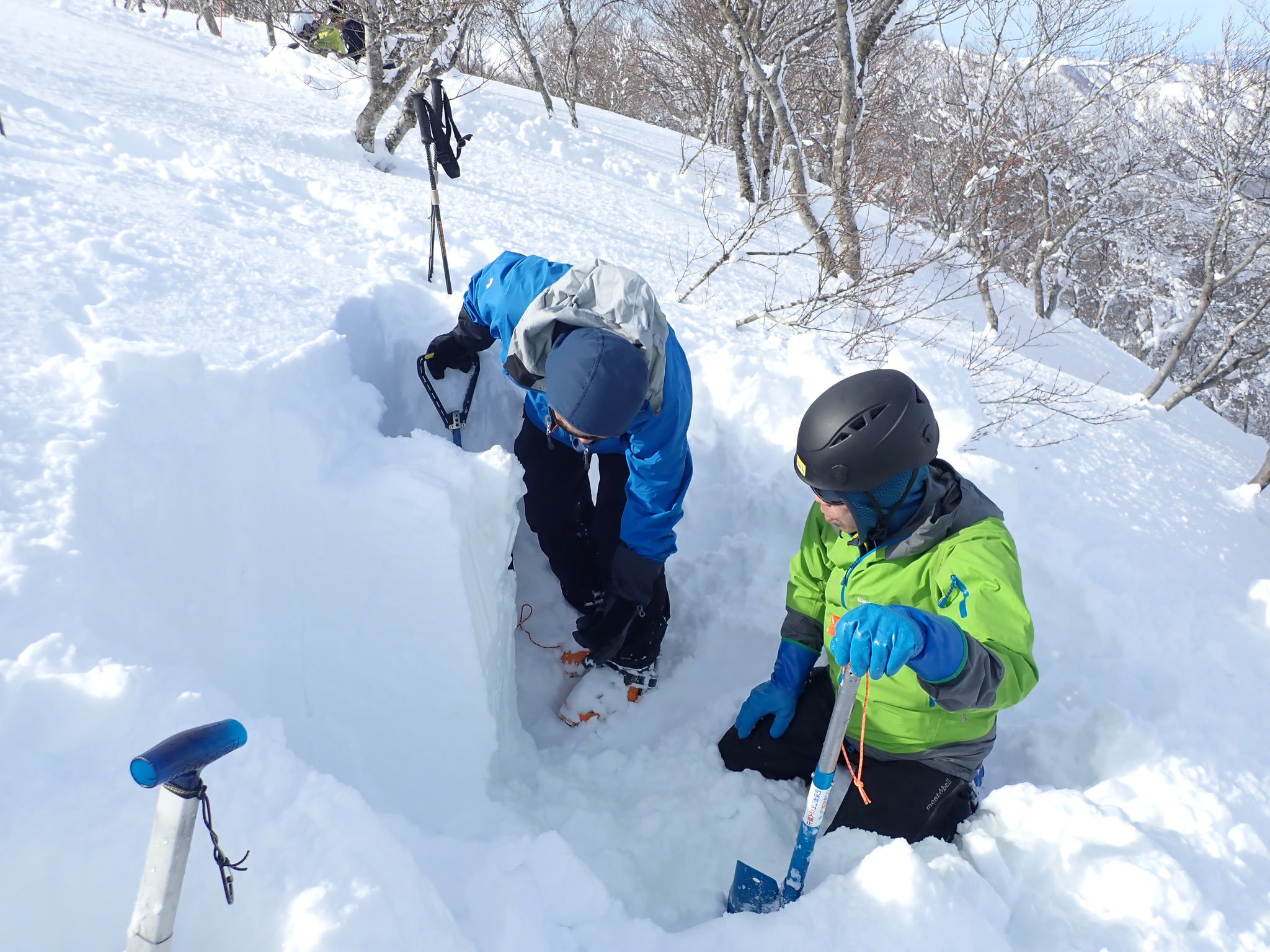 12:50東谷山、山頂北側でピットチェック、70cm下に弱層