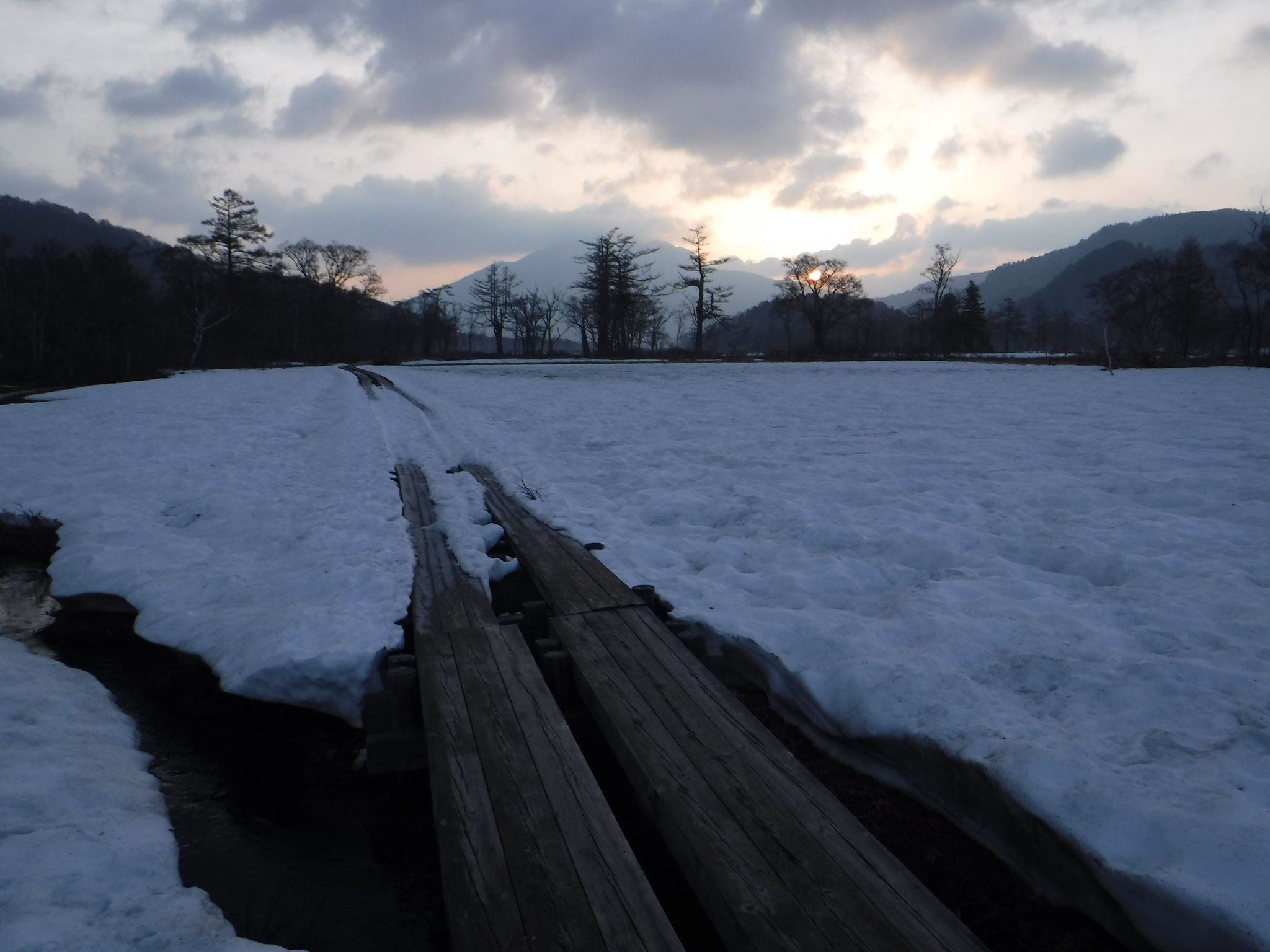 5:10　山ノ鼻付近は、木道脇の残雪の上を進める