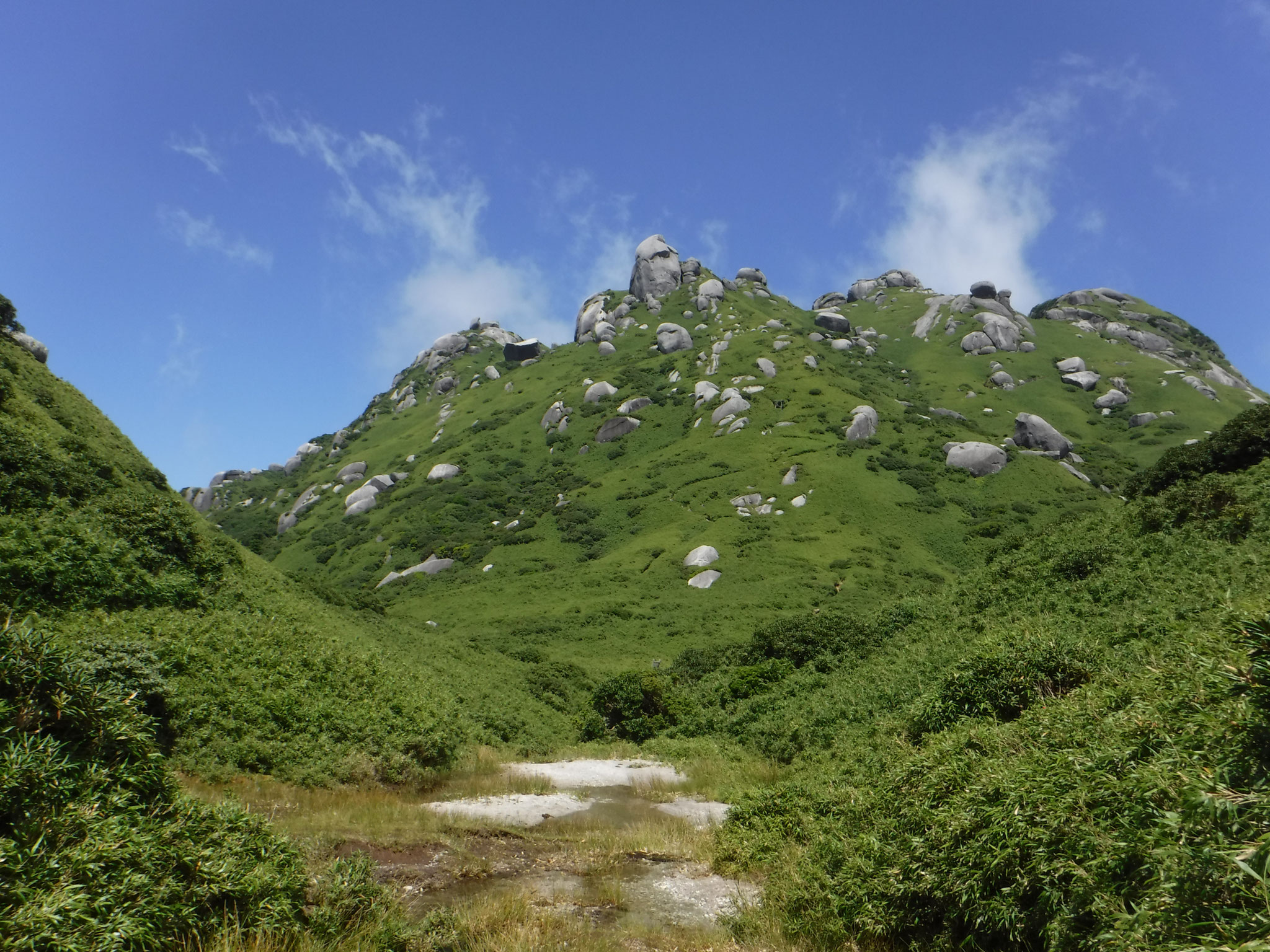 水場から望む永田岳