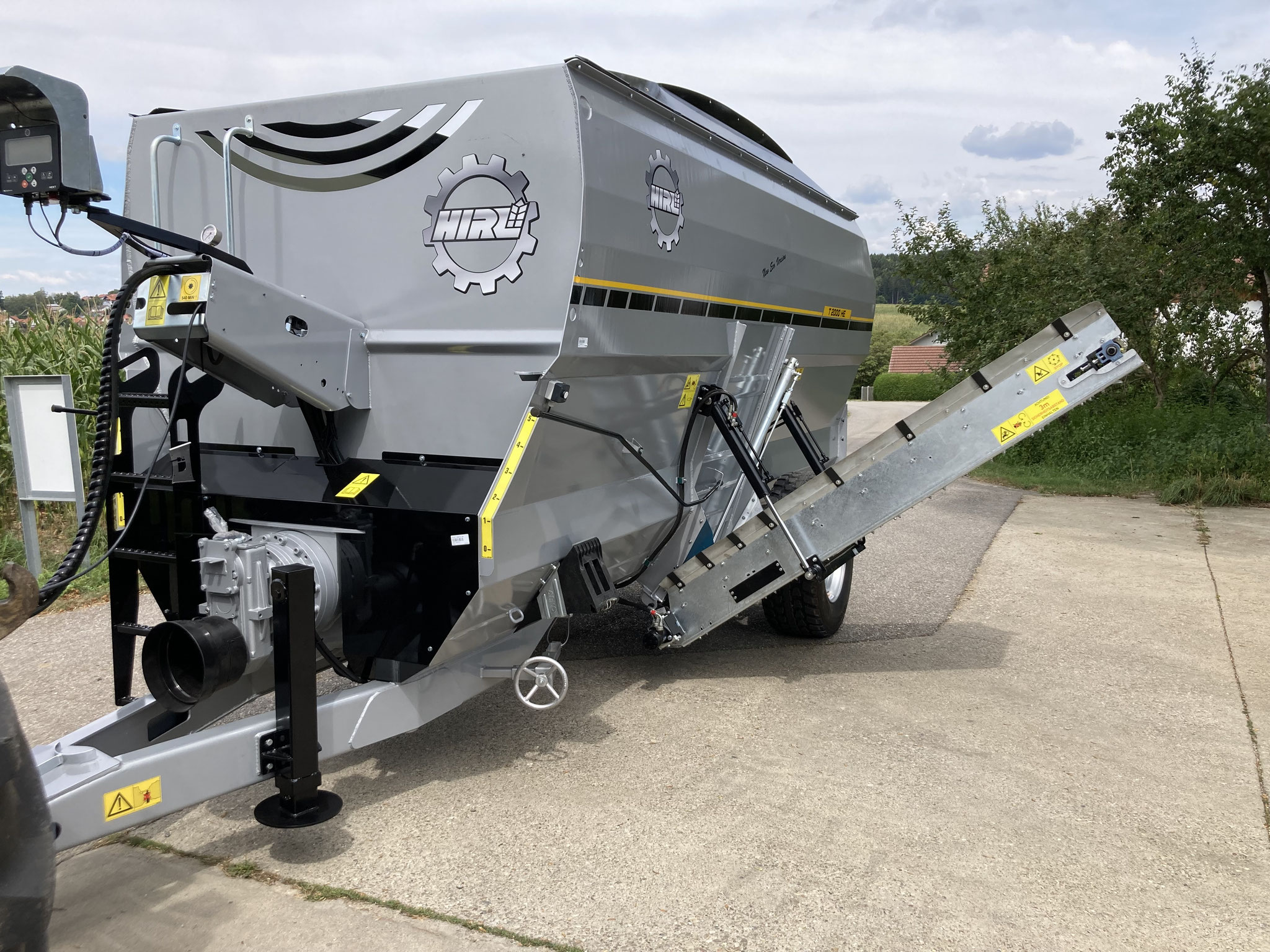 Futtermischwagen mit Austrag Überladeband Hirl T horizontal Eco