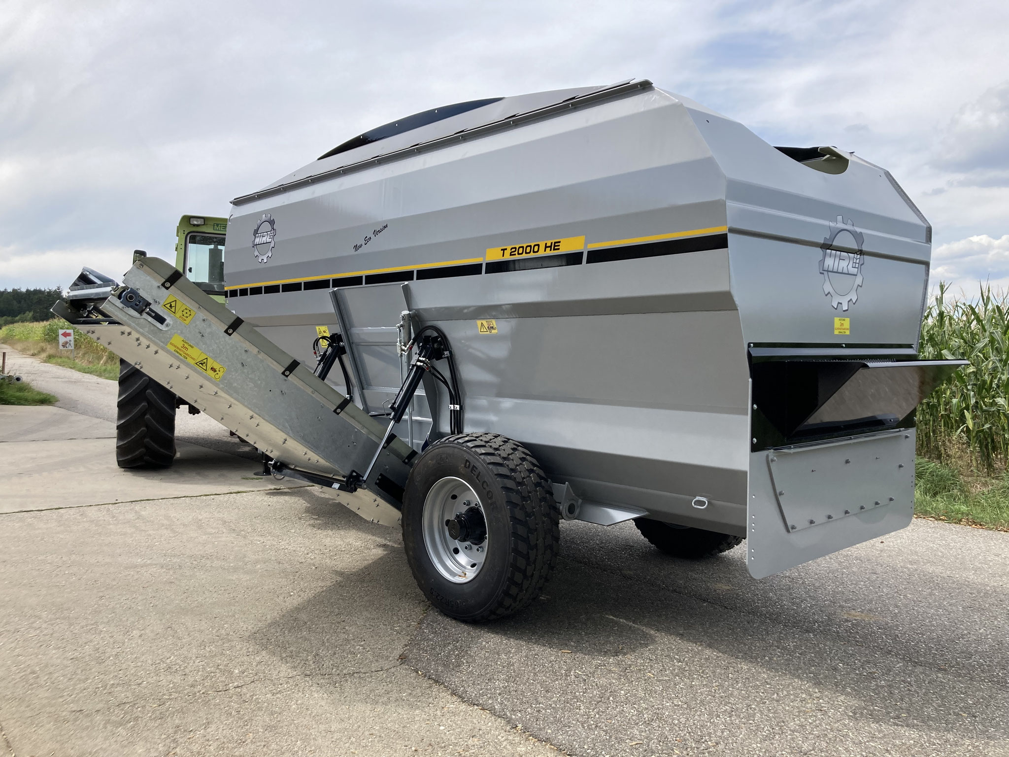 Futtermischwagen mit Austrag Überladeband Hirl T horizontal Eco