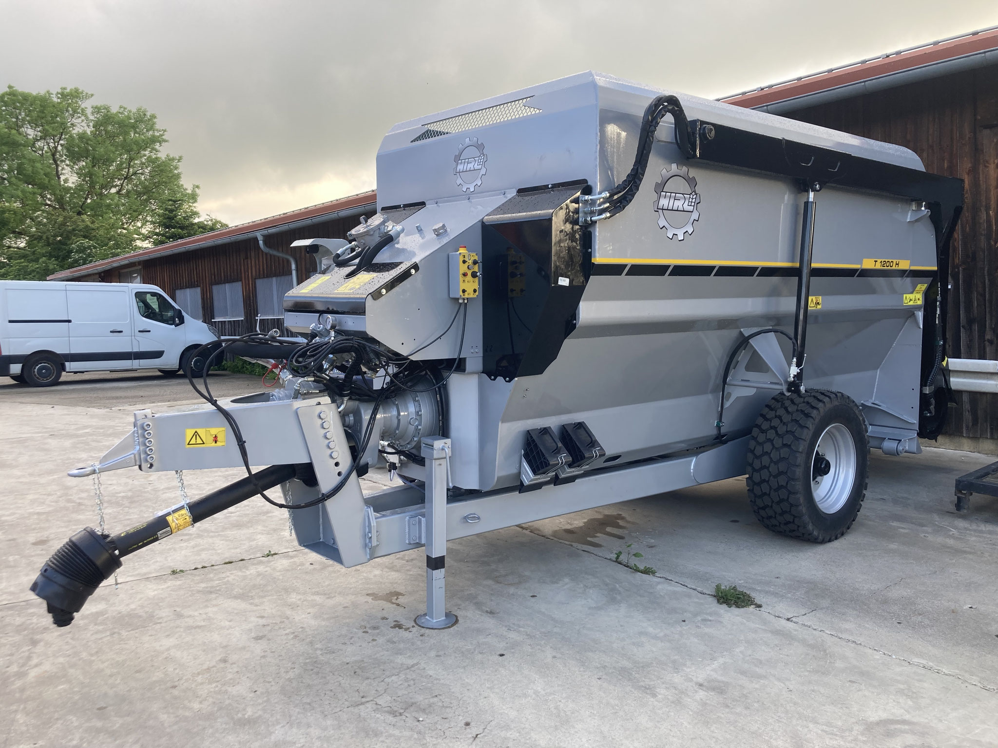 Futtermischwagen Fräsmischwagen Heckfräse Hirl T horizontal Pro