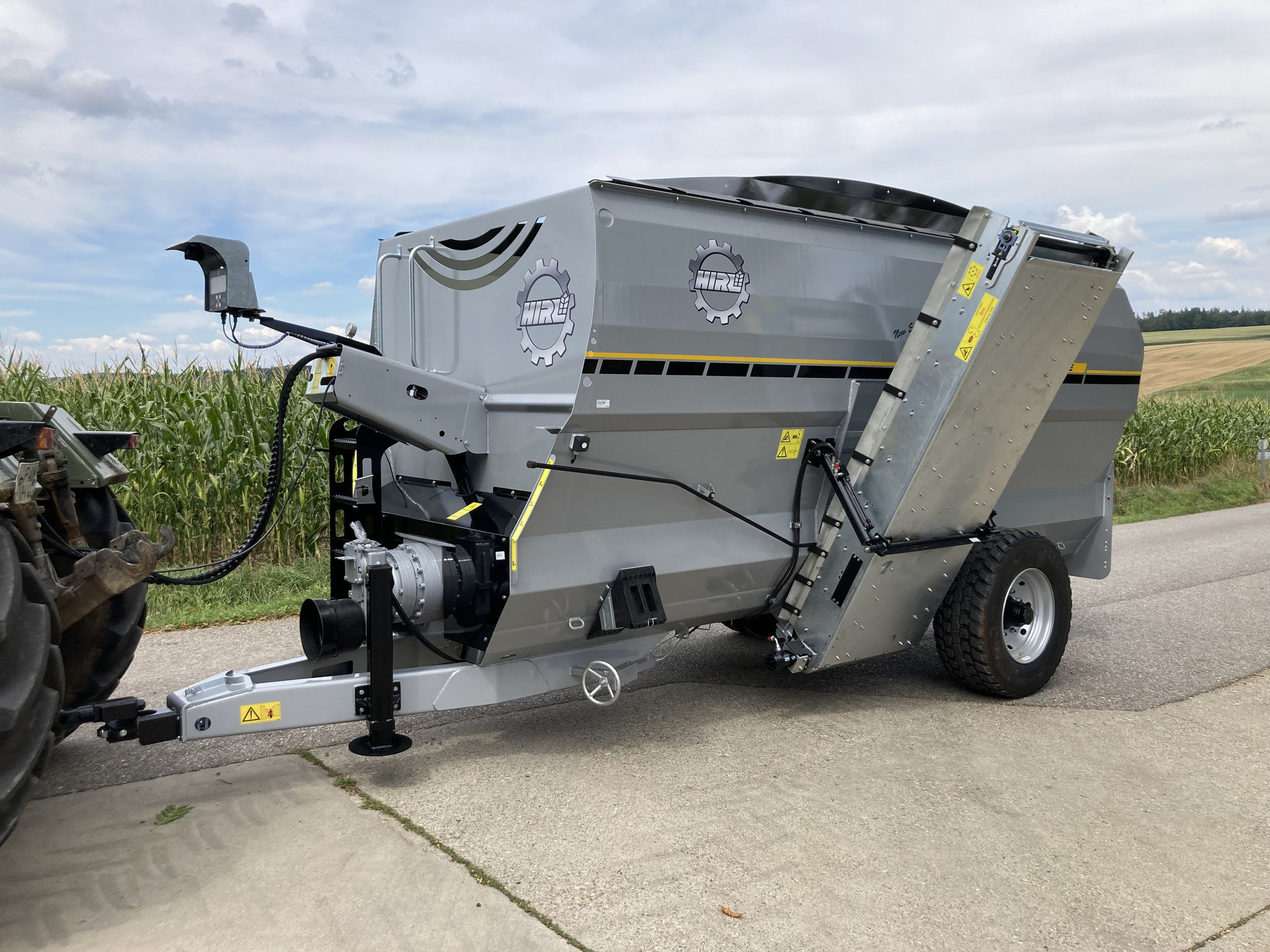 Futtermischwagen mit Austrag Überladeband Hirl T horizontal Eco