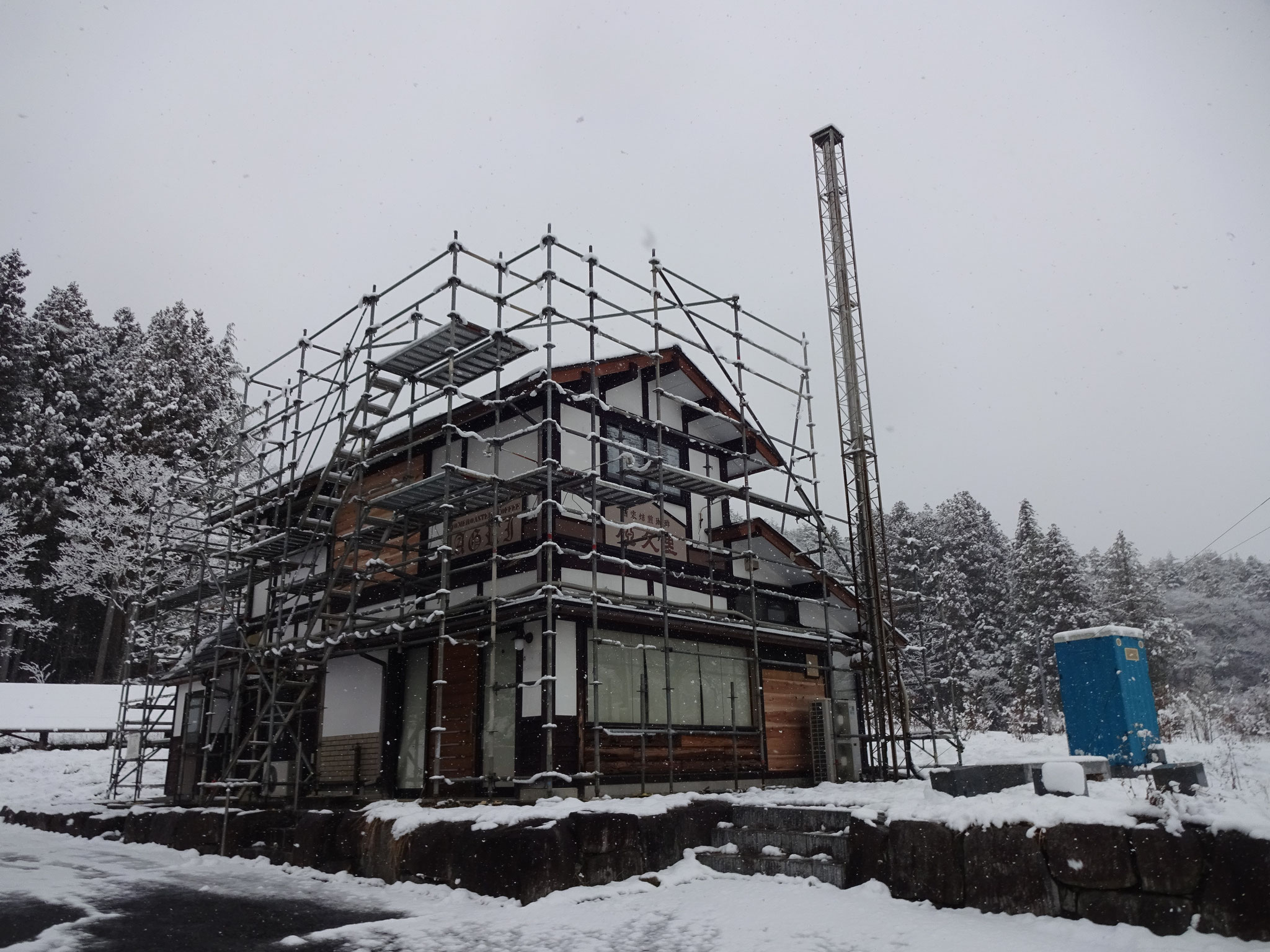 飯舘の雪にはばまれ、工事は大幅に遅延