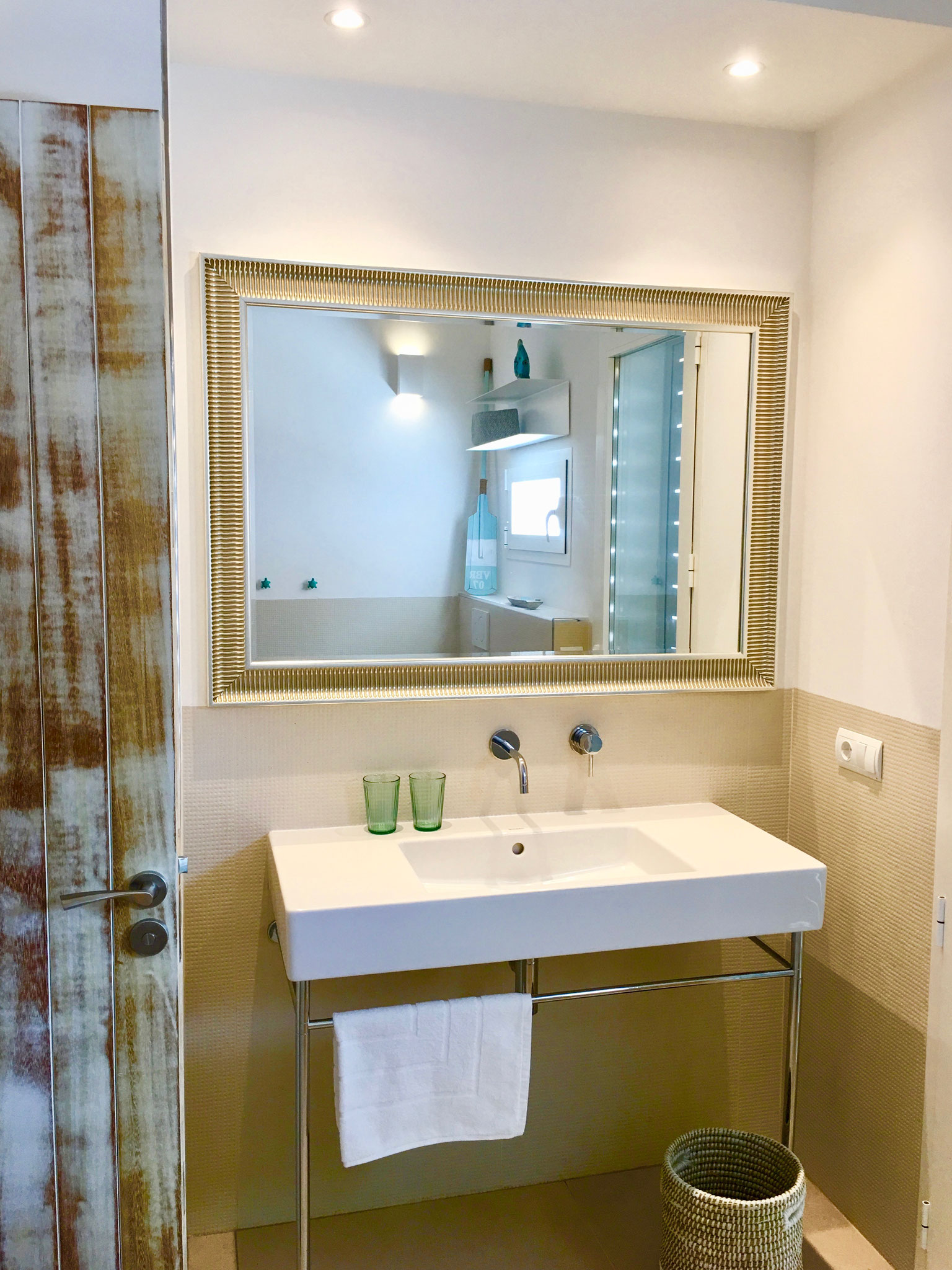 Badezimmer 2/ 2 im EG, WC, Bidet, walk-in Dusche, Tageslicht, Mückengitter, Zugang auch vom Pool aus möglich