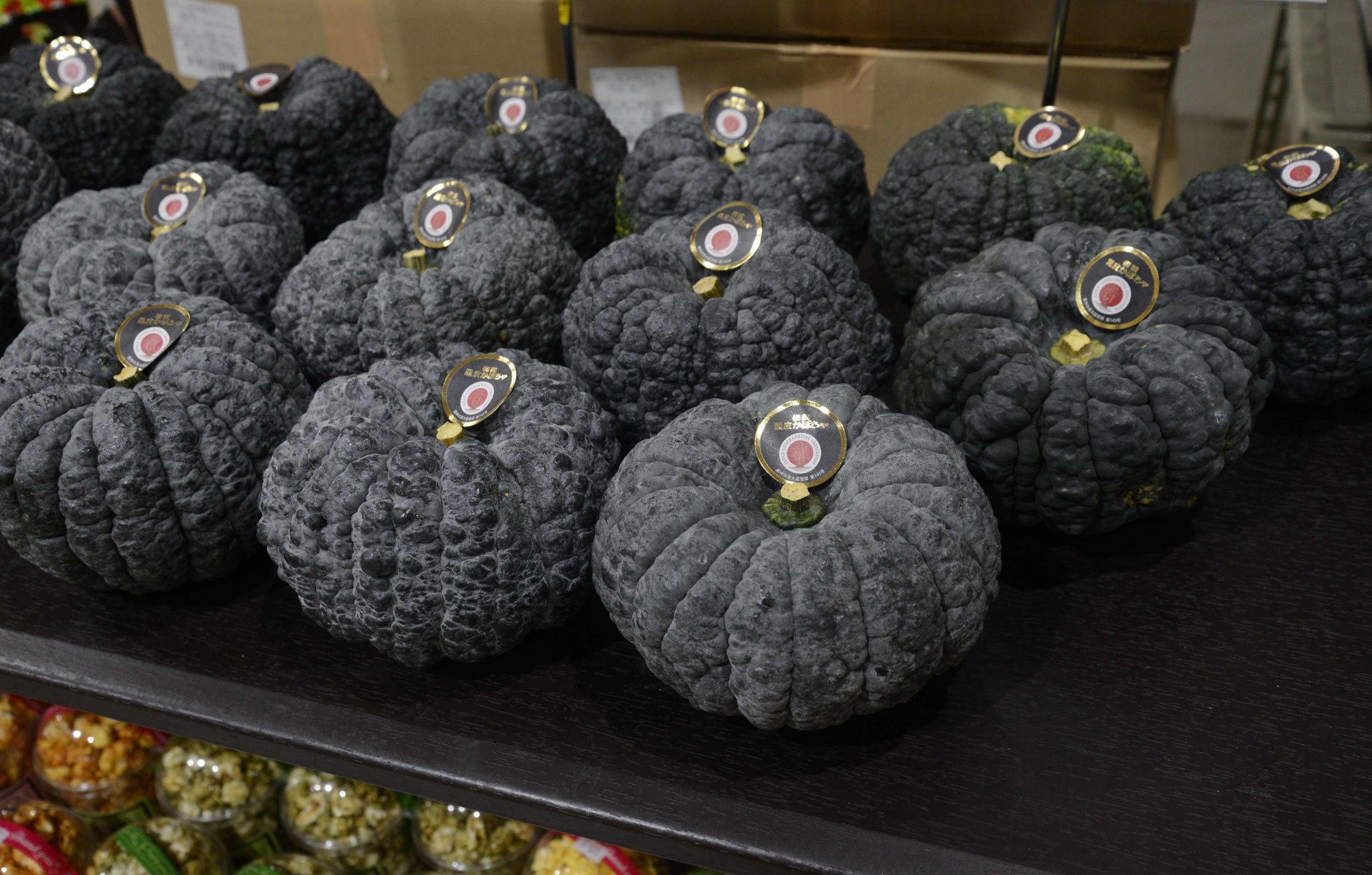 1玉（大・2kg）で1500円ほど。黒めでごつごつした皮が目印だ。