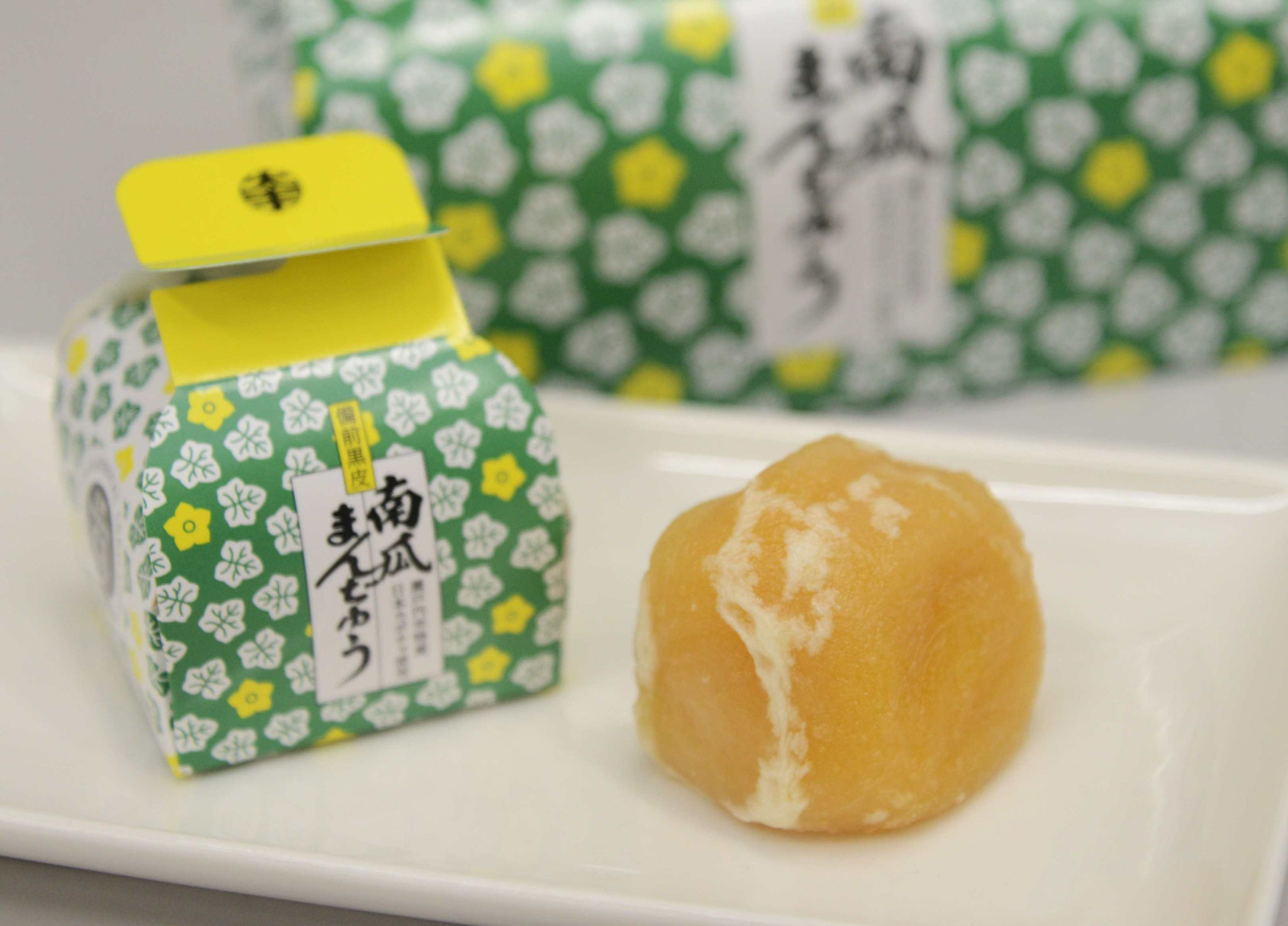 「備前黒皮かぼちゃ」のペーストをあんに使用した「南瓜まんぢゅう」6個1000円は、『日本一のだがし売場』で月1回、数量限定で販売。販売日は店のインスタグラム（＠dagashi_okayama/）を確認しよう。