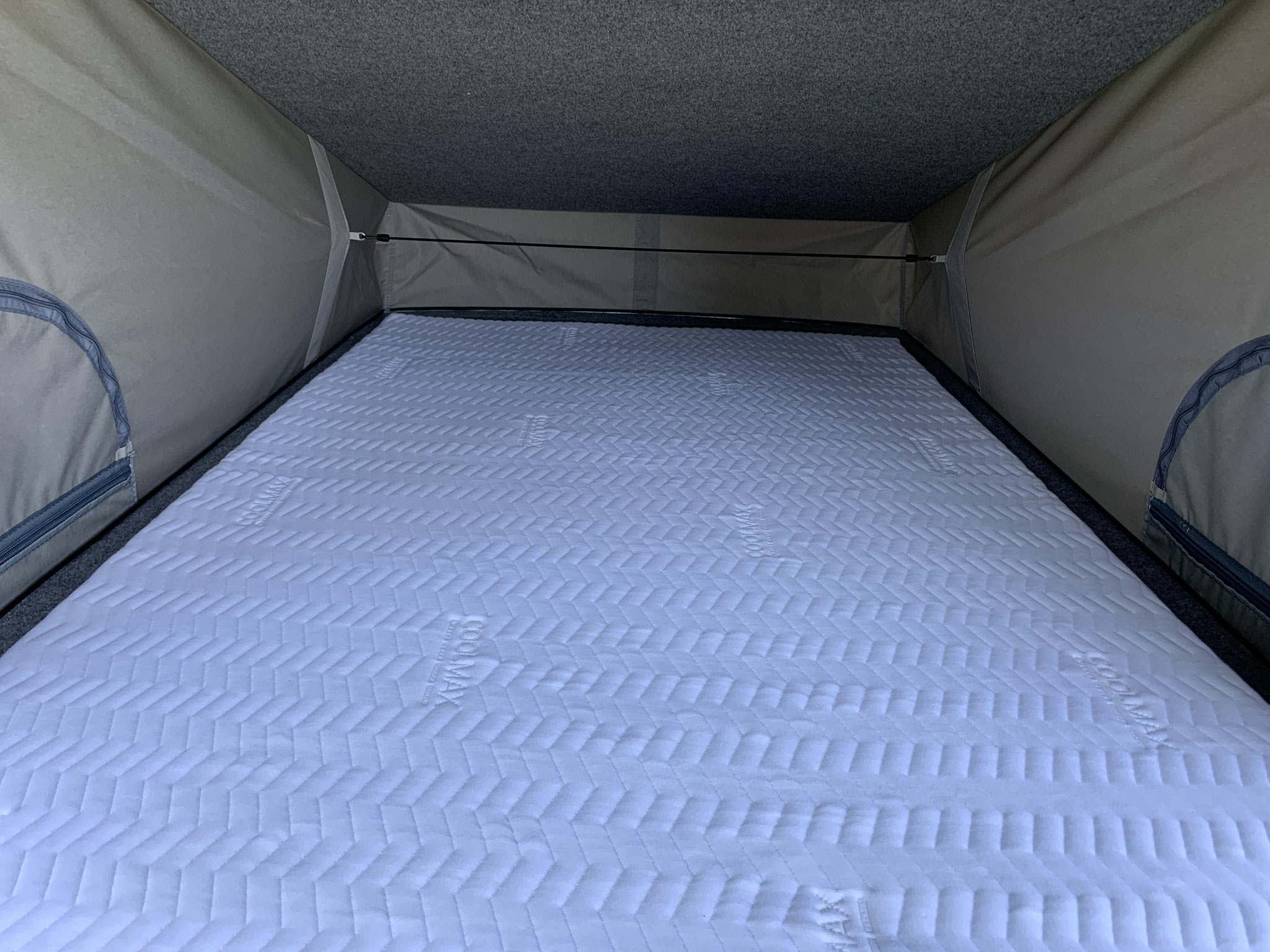Roof bed with breathable quilted mattress