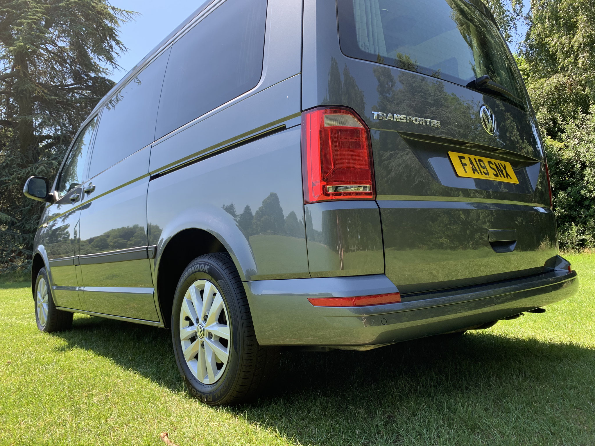 Glazed tailgate with heated glass and wash wipe