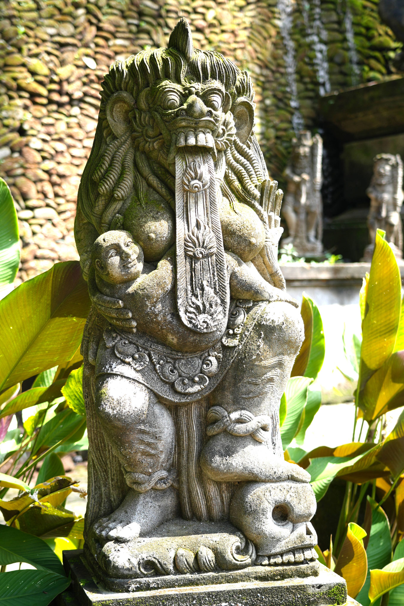 Statue im Pura Tirta Empul Tempel auf Bali