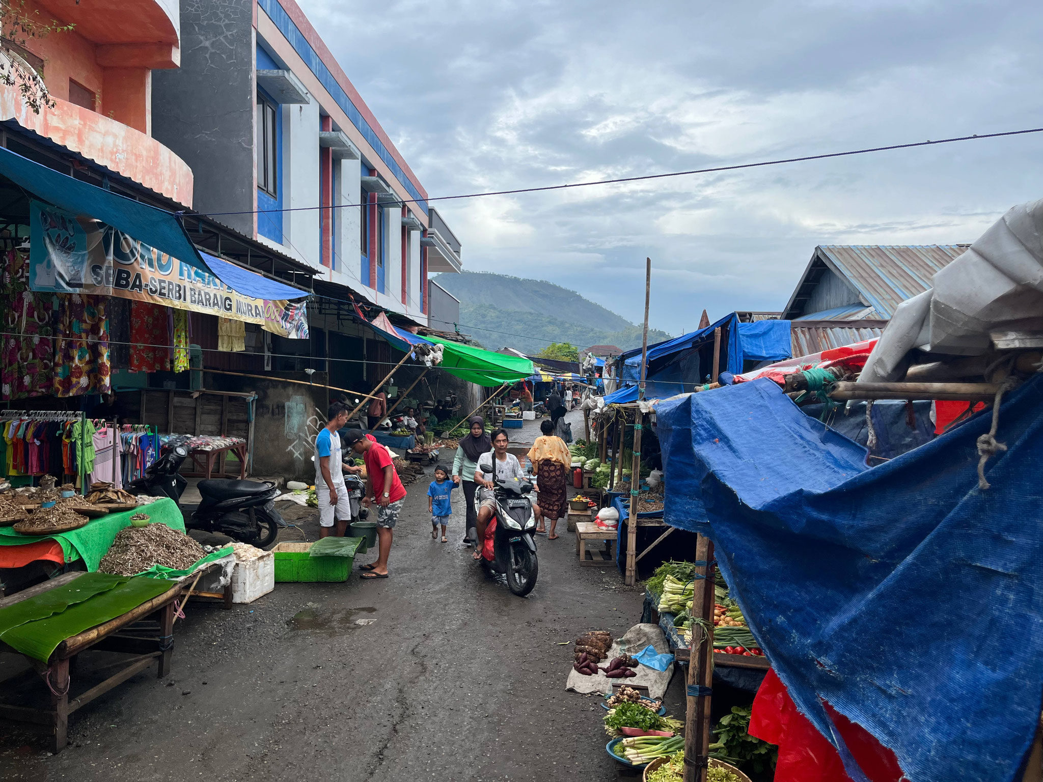 Straßenszene mit Markt bei Ende, Flores