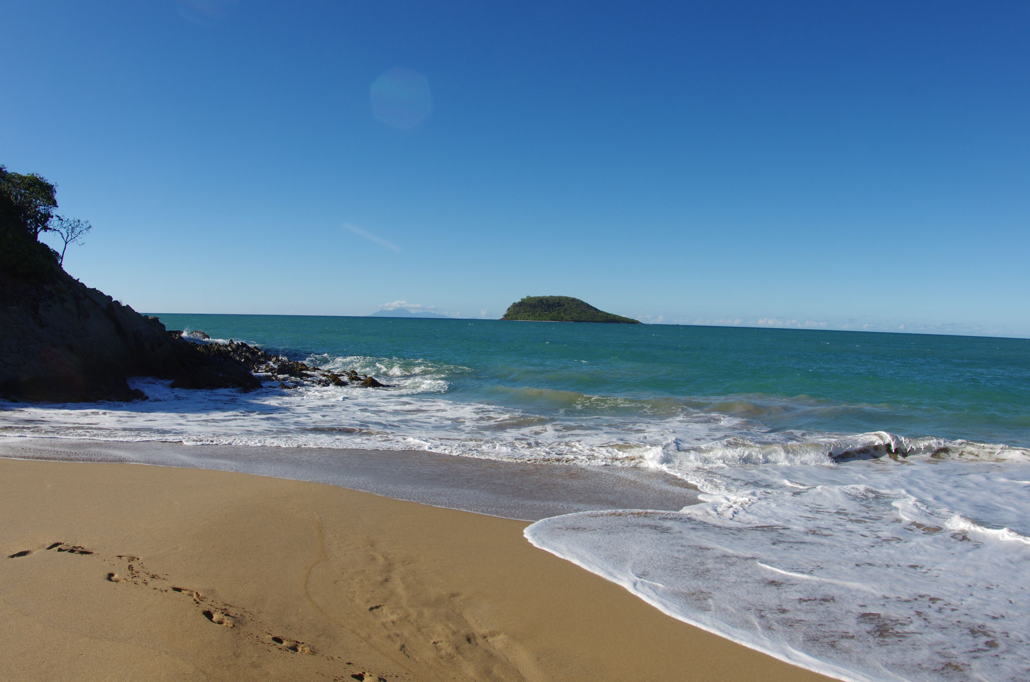 Am Strand. Im entfernten Hintergrund ist Montserrat zu sehen.