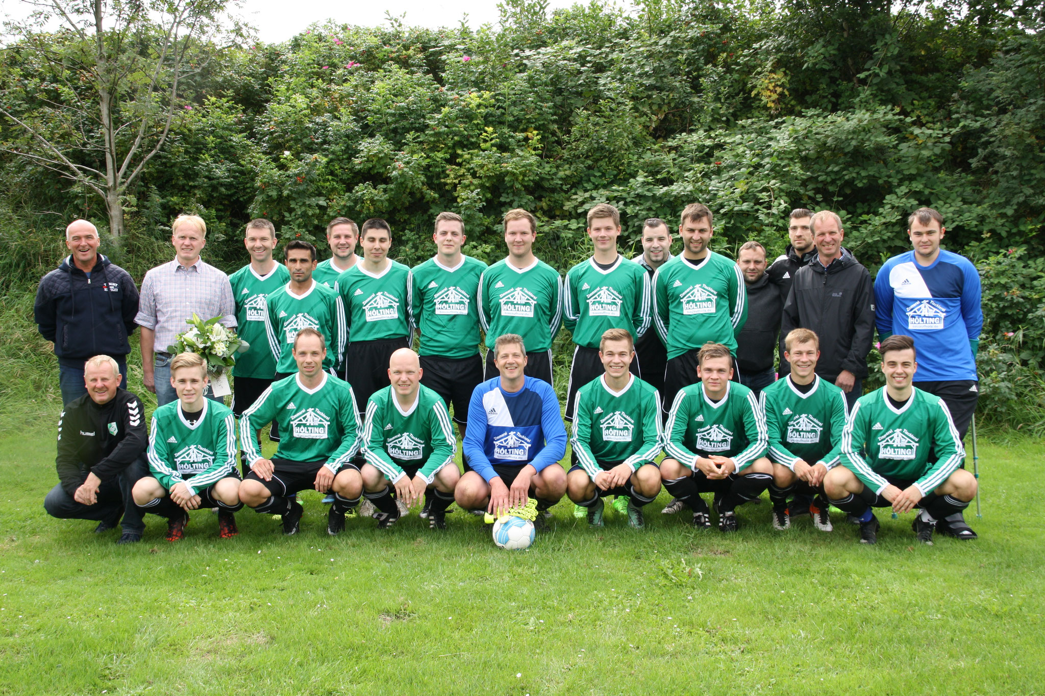 1. Herren mit neuem Trikotsatz dank M. Hölting GmbH in Burweg SV Burweg