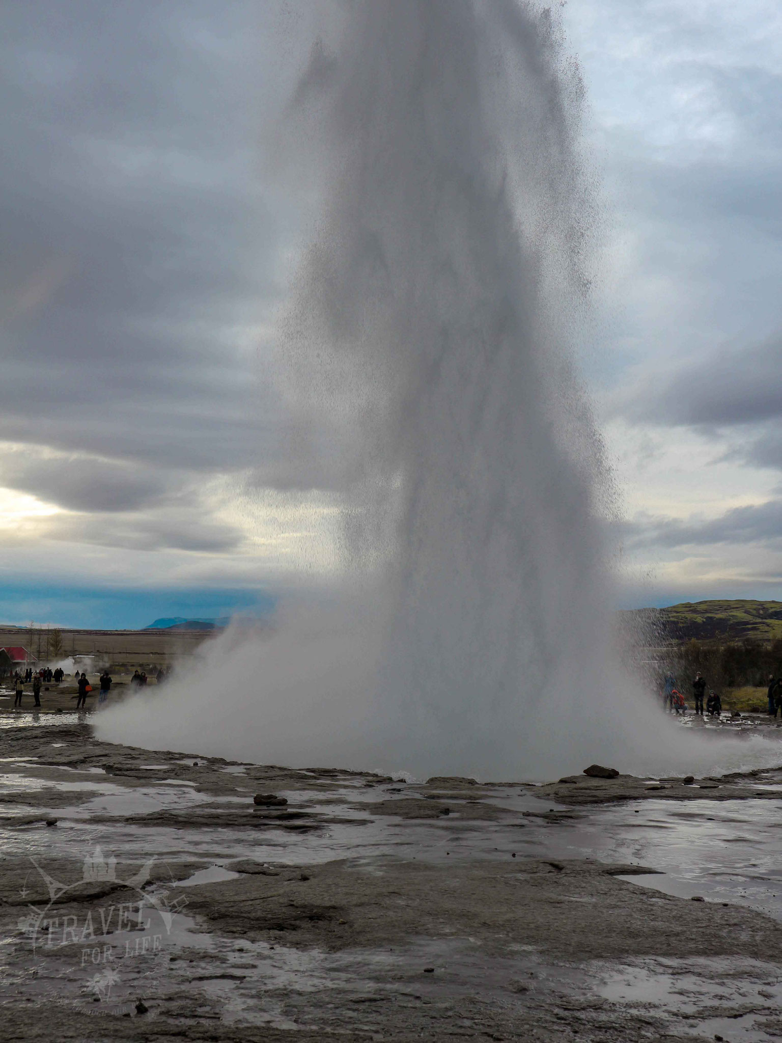 Die Eruption des "Strokkur" 