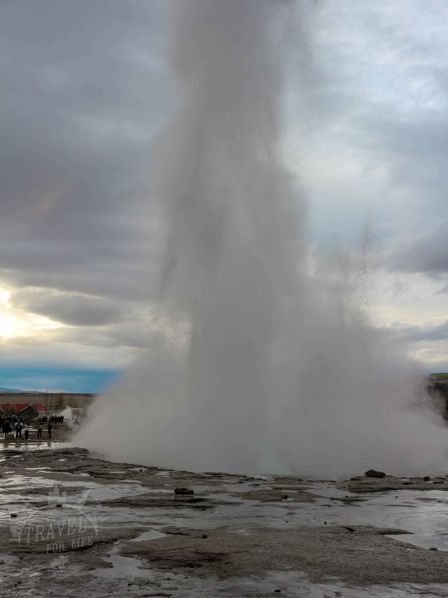 Die Eruption des "Strokkur" 