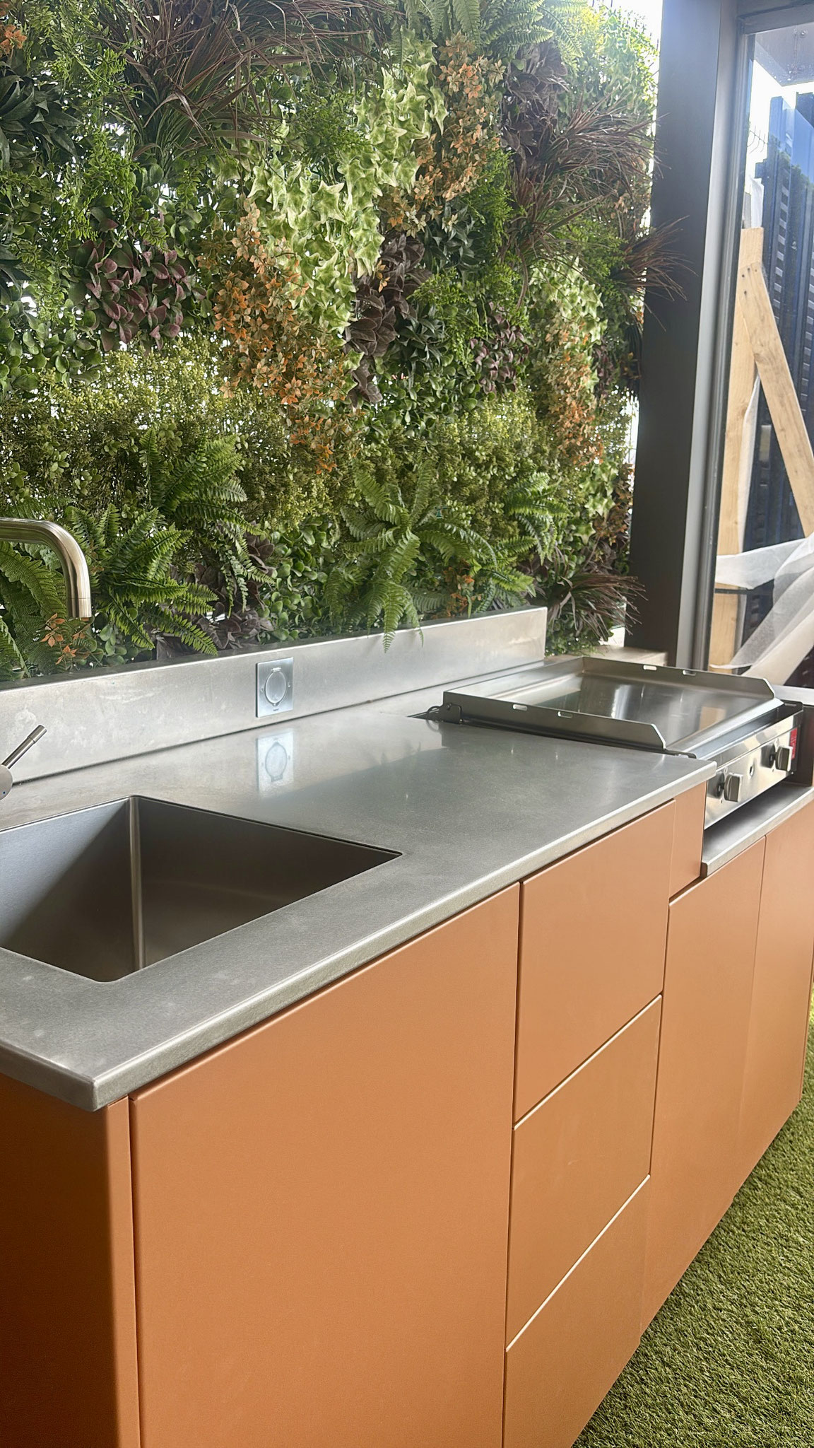 Pose de la cuisine d'extérieur sur mesure de chez Altiva Pro Menuisier directement au showroom Juillet 2025