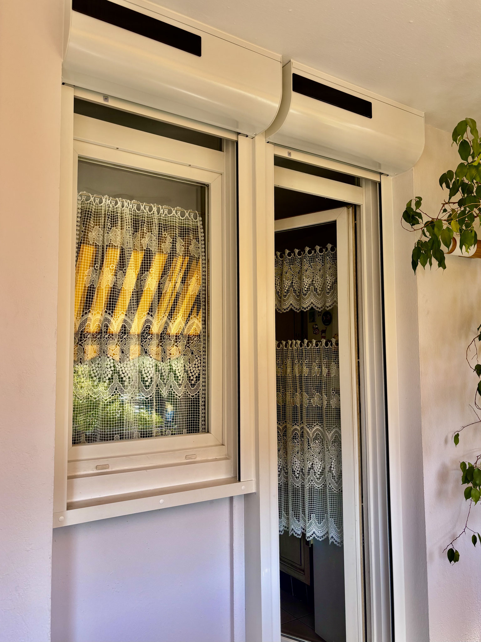 Pose des volets roulants solaires sur mesure en rénovation de chez Altiva pro Menuisier au Pradet 83220 