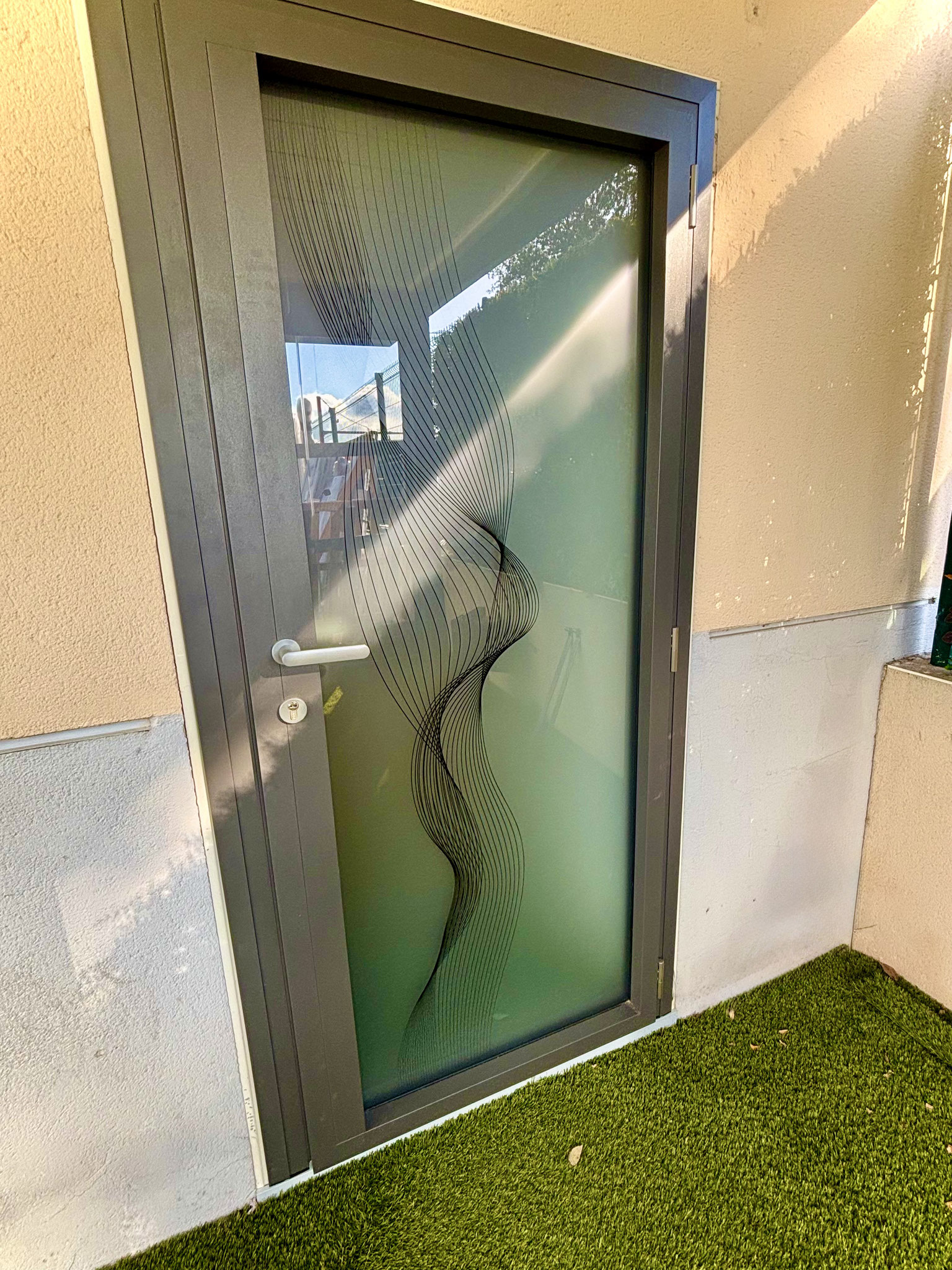Pose de la porte d'entrée Zilten hybride chez Altiva Pro Menuisier à La Seyne