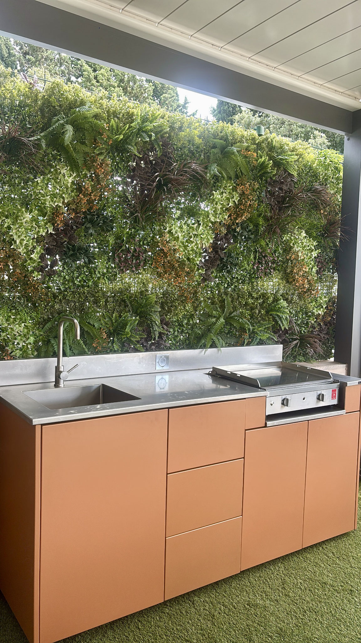 Pose de la cuisine d'extérieur sur mesure de chez Altiva Pro Menuisier directement au showroom 