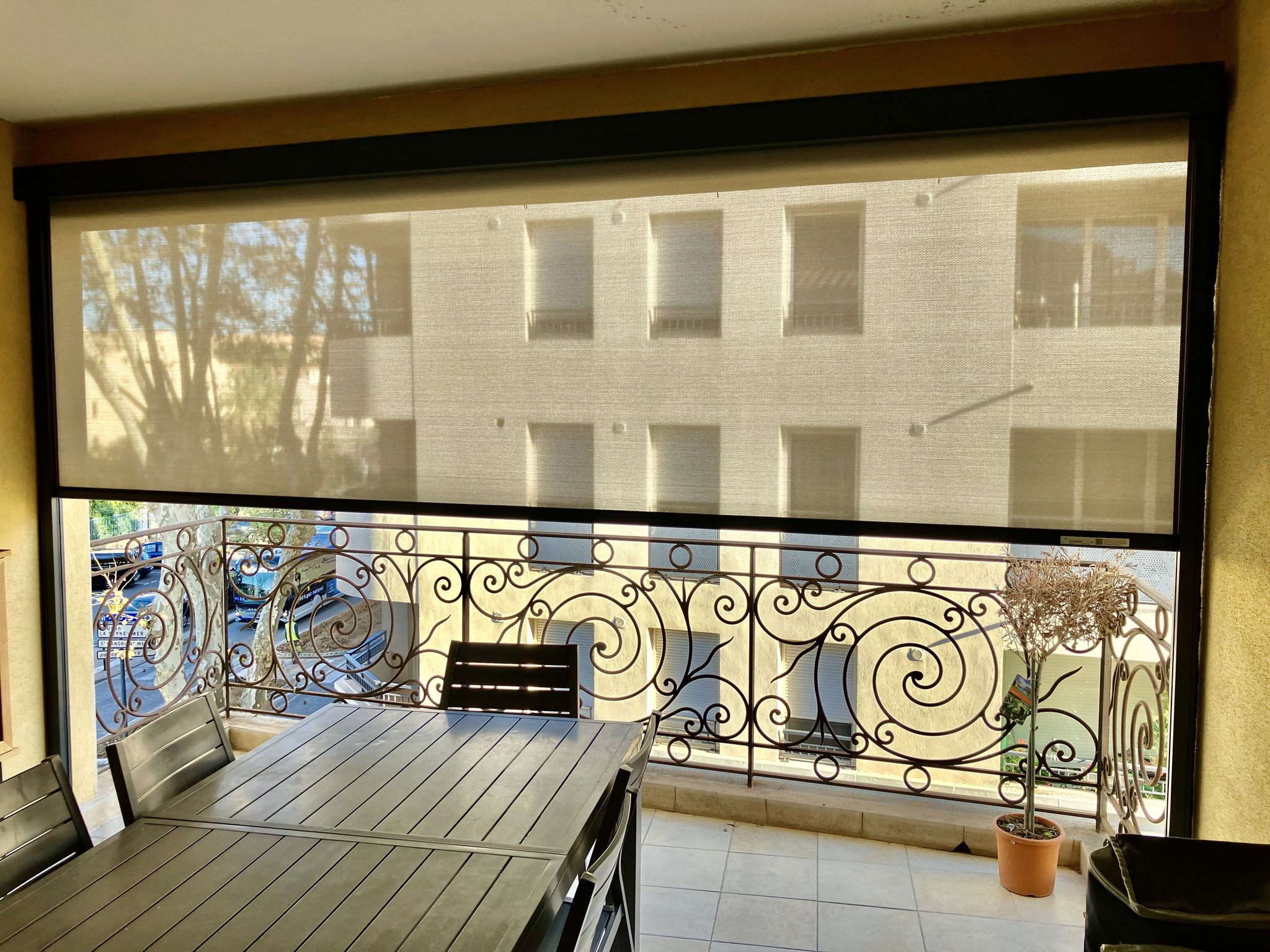 Store extérieur vertical zip: sur mesure de chez Altiva Pro Menuisier  2024 en rénovation Six-Fours-Les-Plages 83140