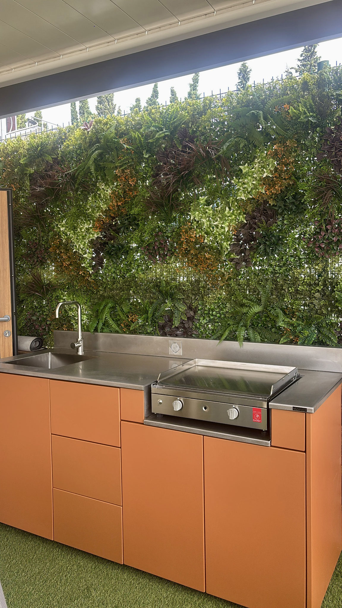 Pose de la cuisine d'extérieur sur mesure de chez Altiva Pro Menuisier directement au showroom Juillet 2025