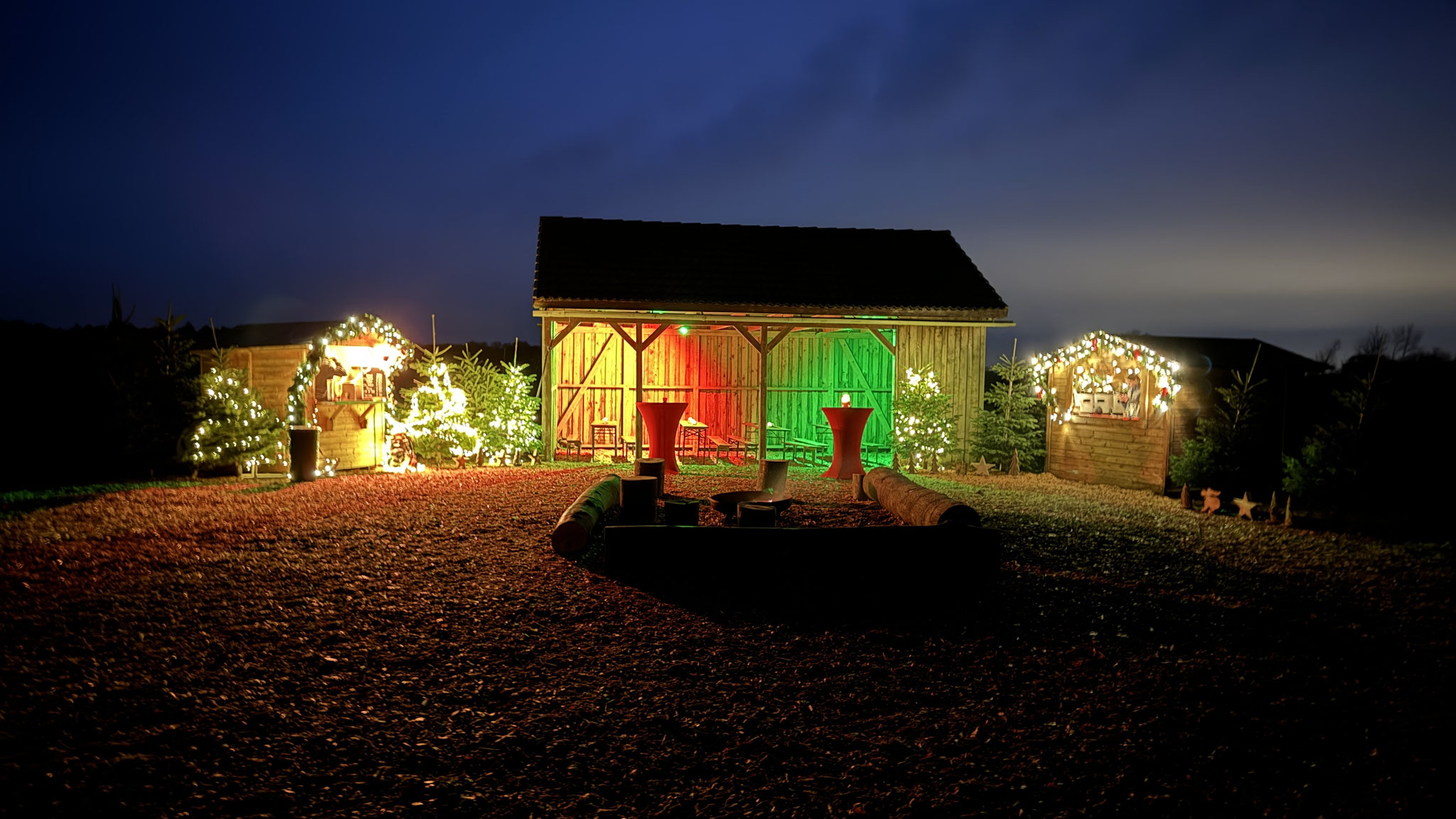 Weihnachtlich beleuchteter Unterstand in Hellwege.